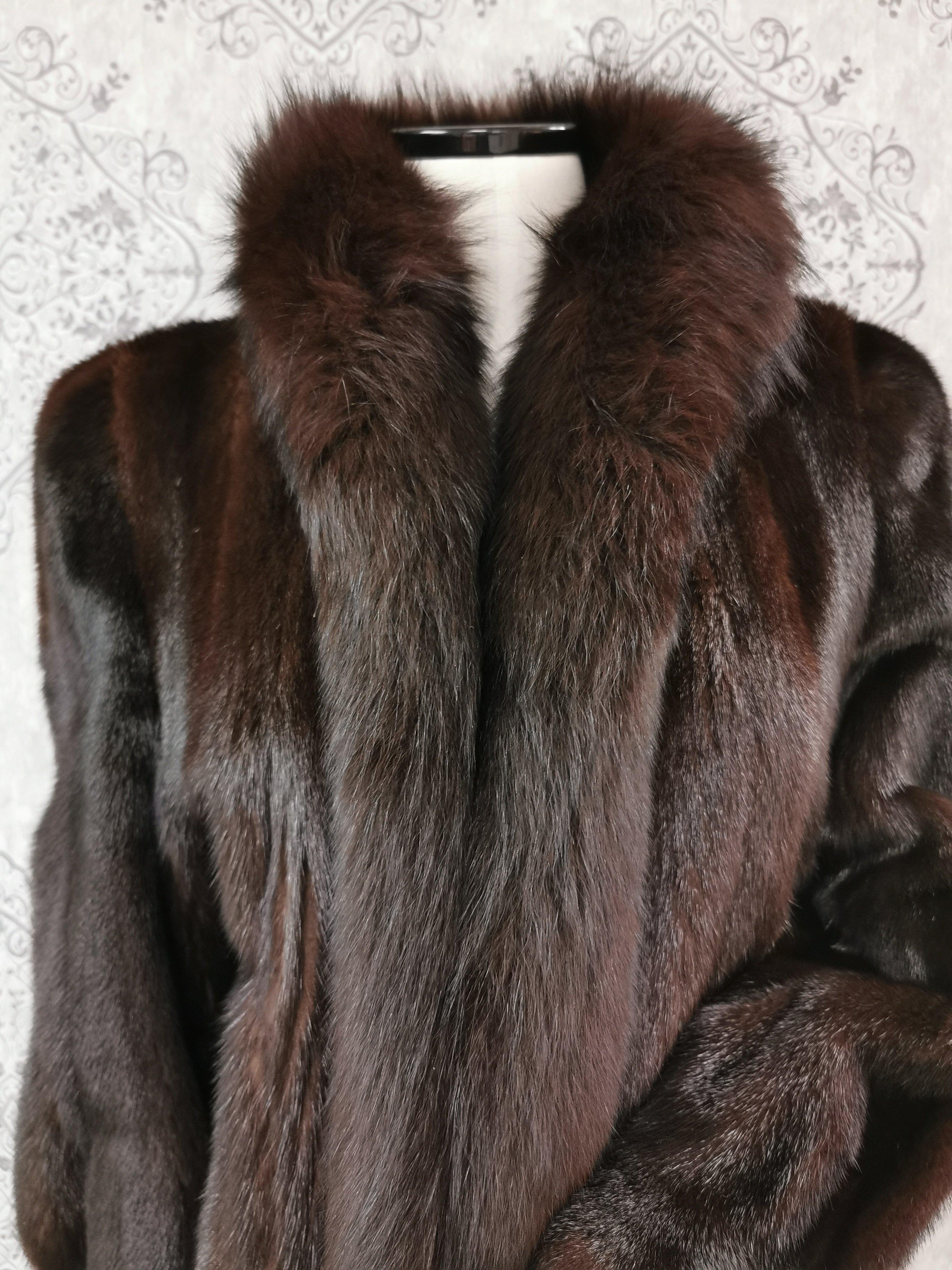 Manteau en fourrure de vison inutilisé avec bordure en fourrure de renard teintée (Taille 10-12/M) Pour femmes en vente