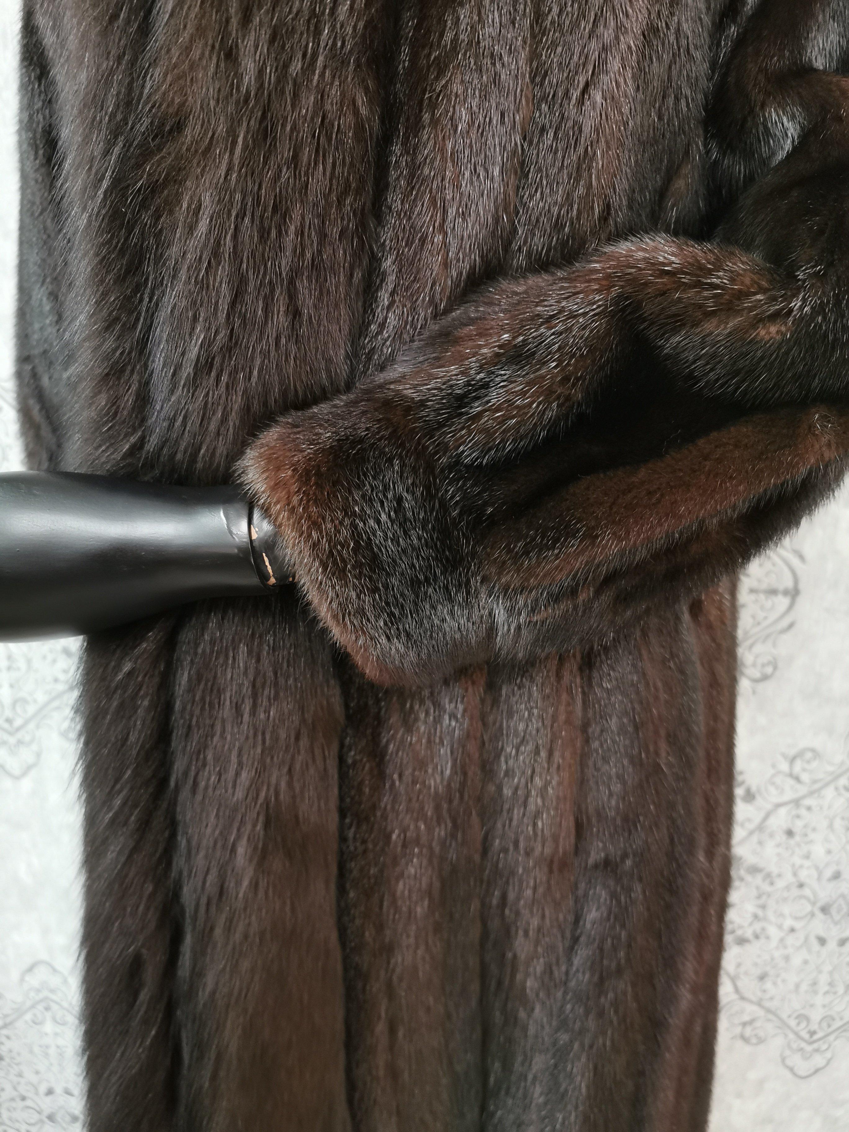 Manteau en fourrure de vison inutilisé avec bordure en fourrure de renard teintée (Taille 10-12/M) en vente 1