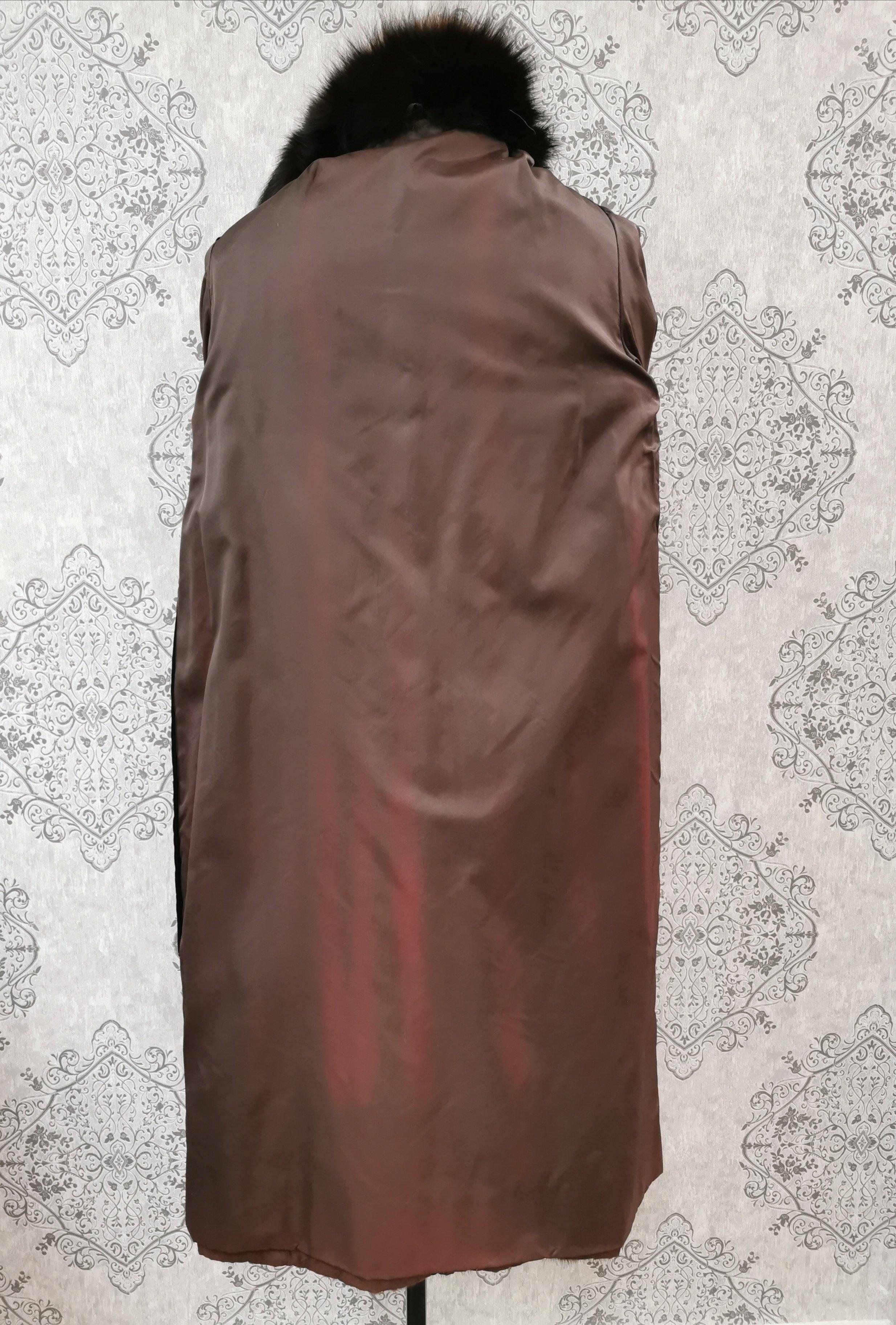 Manteau en fourrure de vison inutilisé avec bordure en fourrure de renard teintée (Taille 10-12/M) en vente 3