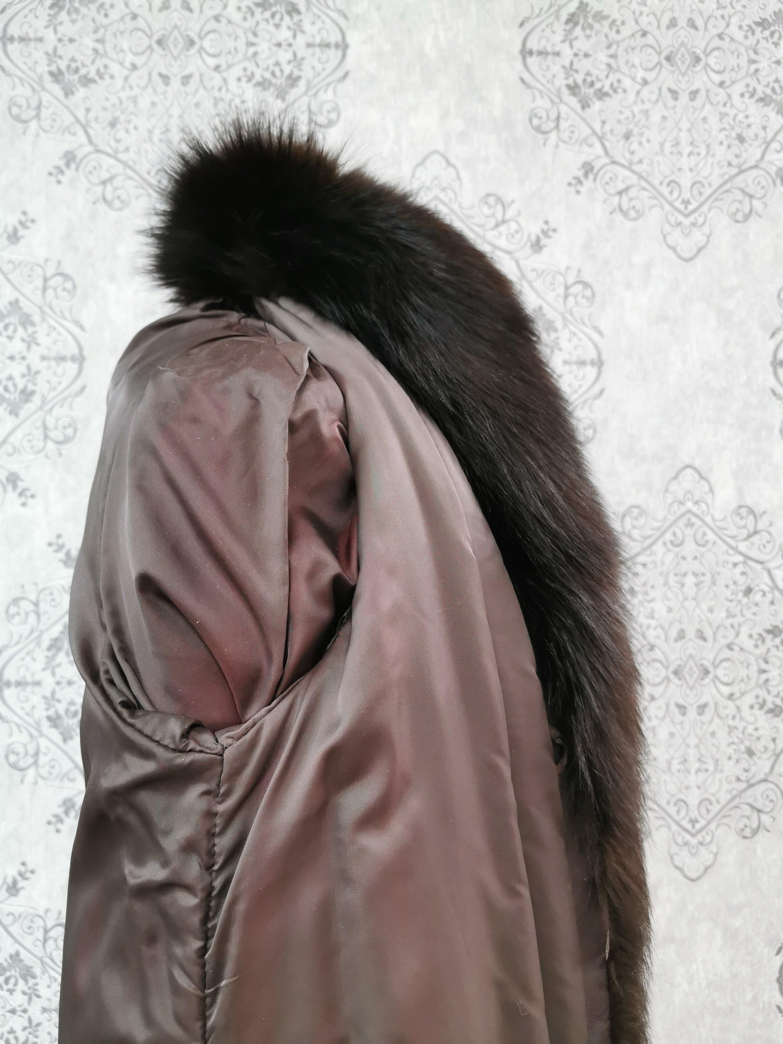 Manteau en fourrure de vison inutilisé avec bordure en fourrure de renard teintée (Taille 10-12/M) en vente 4