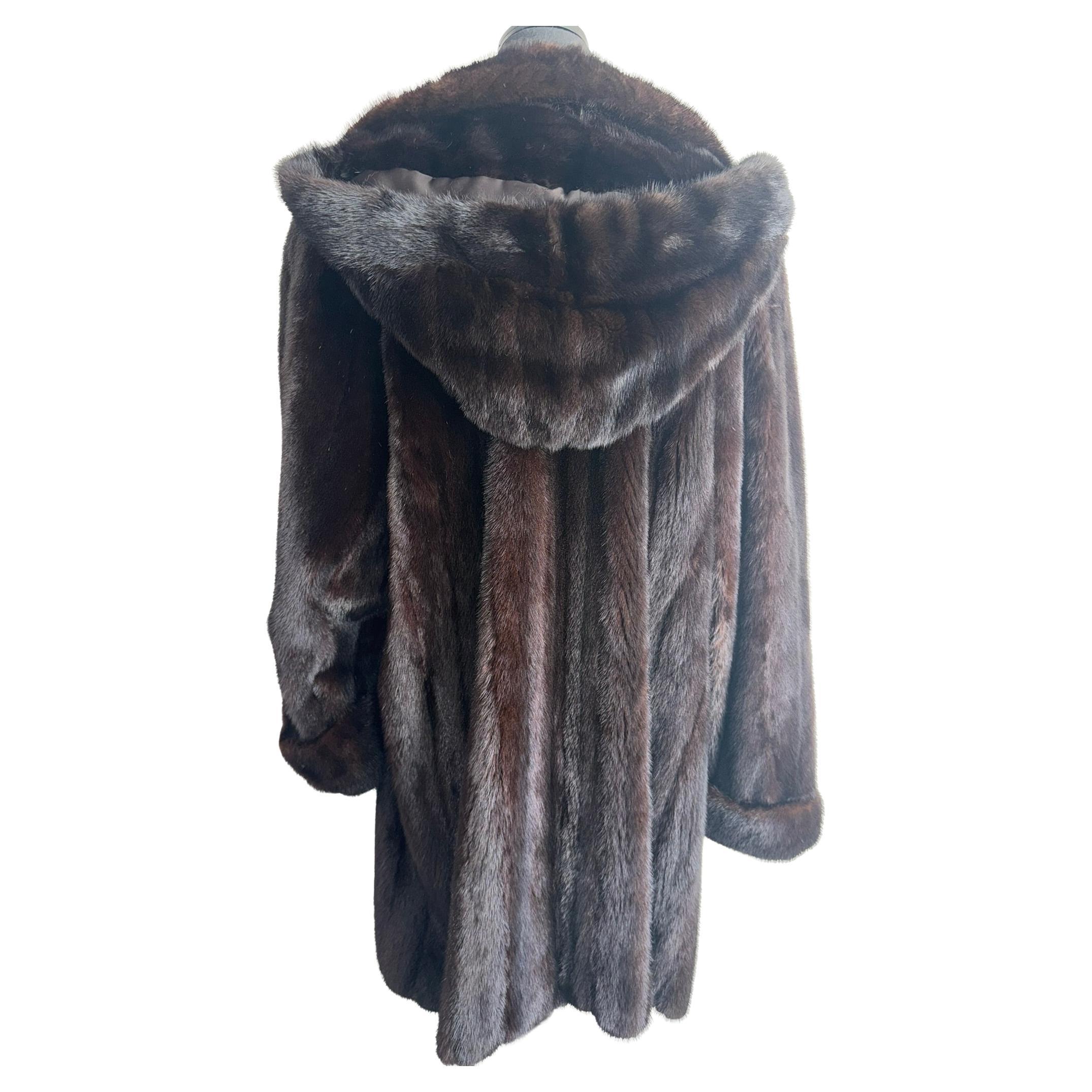 DESCRIZIONE : Cappotto in pelliccia di visone non usato con cappuccio taglia 12 L.

Collo sartoriale, cappuccio staccabile, maniche dritte, pelli morbide, bella pelliccia fresca, chiusure tedesche europee, tasche a fessura, pelli grandi e piene in