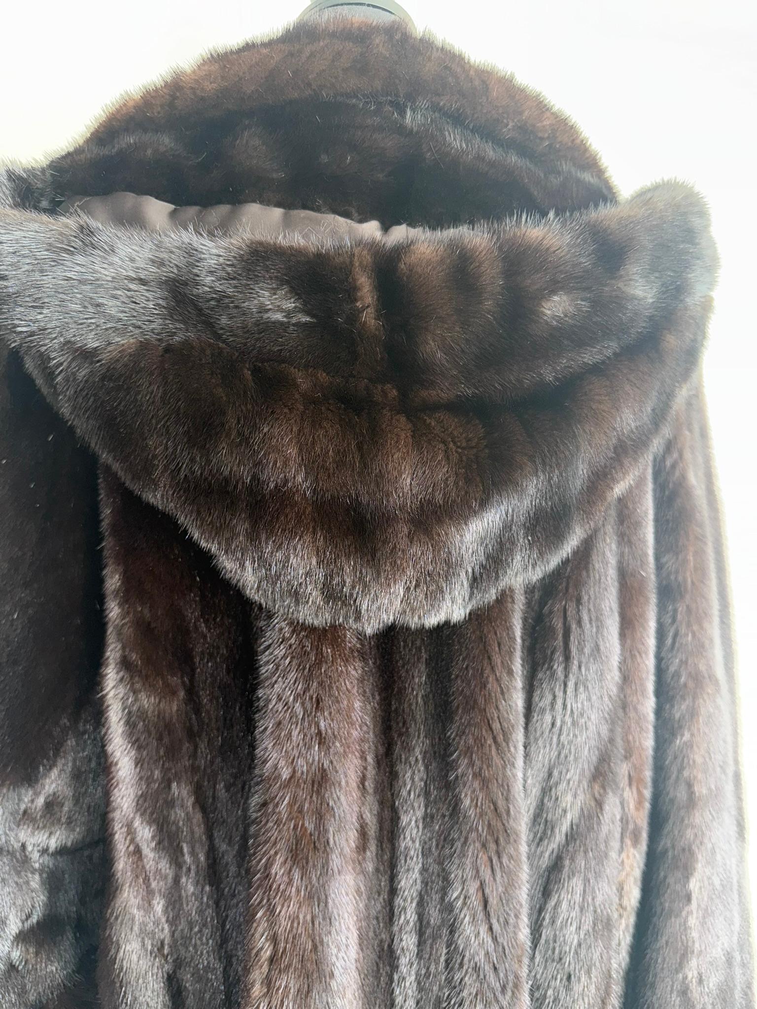 Nero Pelliccia di visone non usata con cappuccio taglia 12 L. in vendita