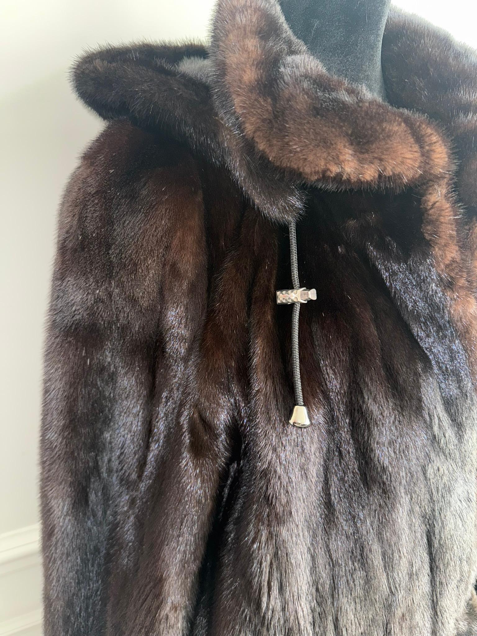 Pelliccia di visone non usata con cappuccio taglia 12 L. In condizioni ottime in vendita a Montreal, Quebec