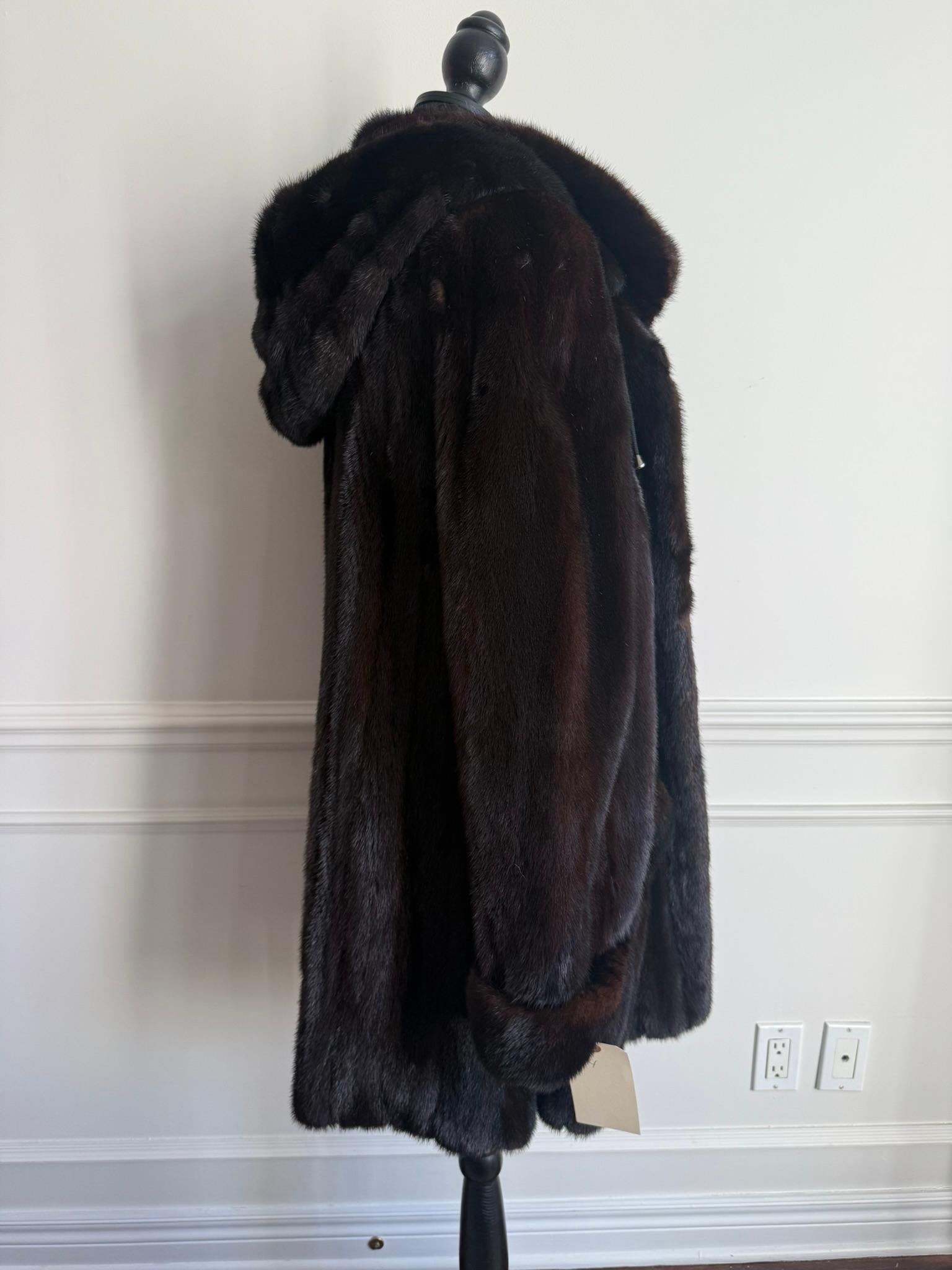 Donna Pelliccia di visone non usata con cappuccio taglia 12 L. in vendita