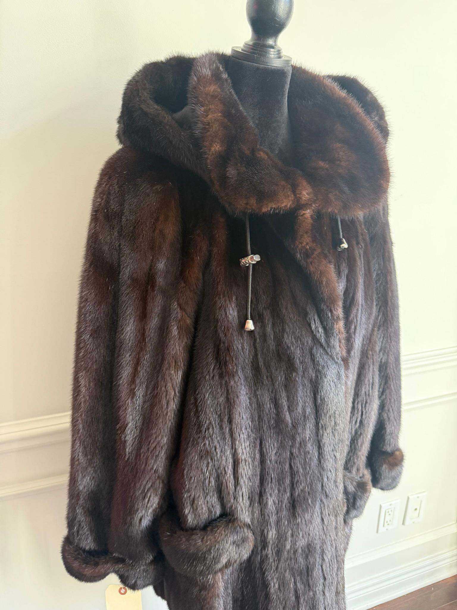 Pelliccia di visone non usata con cappuccio taglia 12 L. in vendita 1