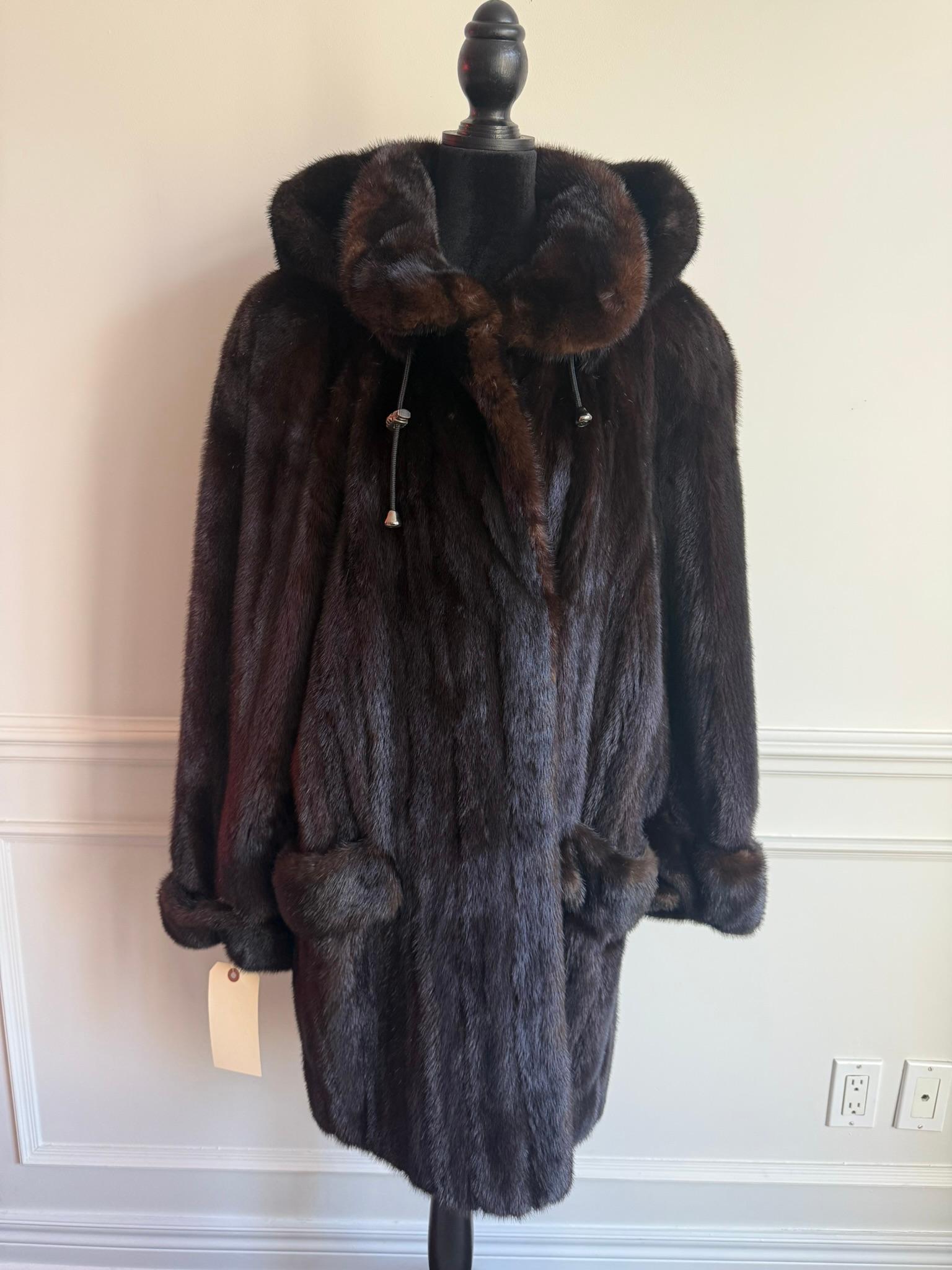 Pelliccia di visone non usata con cappuccio taglia 12 L. in vendita 2