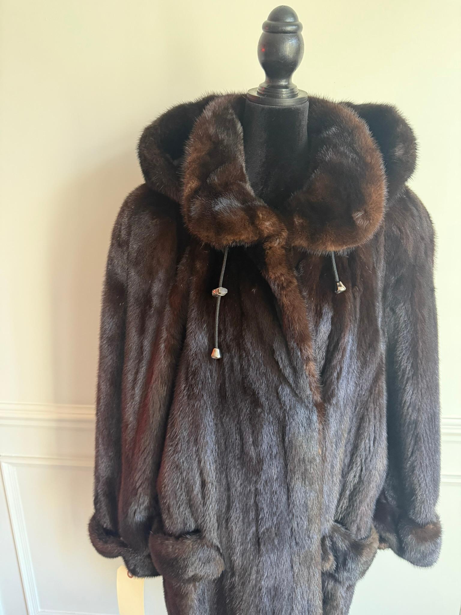 Pelliccia di visone non usata con cappuccio taglia 12 L. in vendita 3