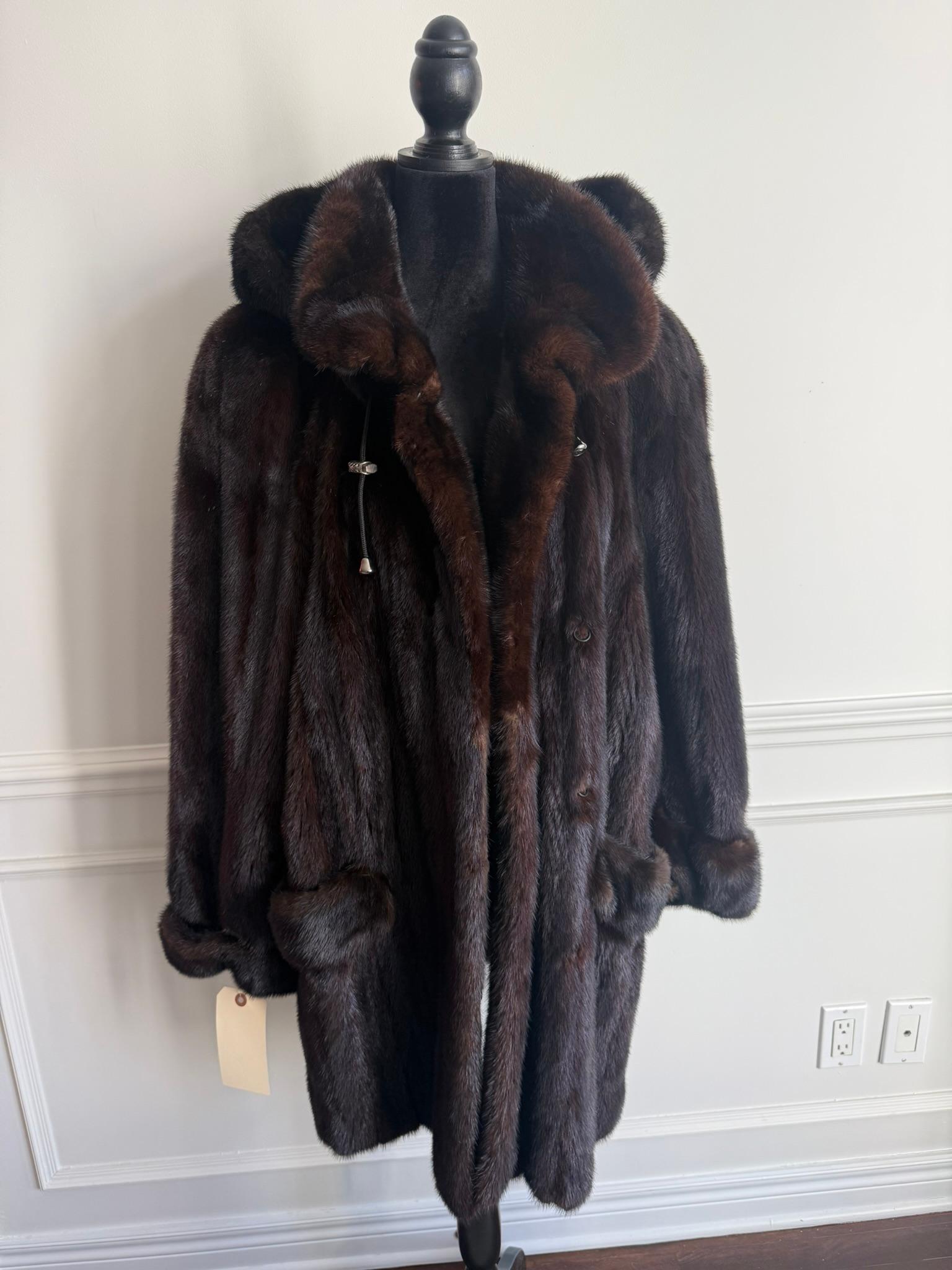 Pelliccia di visone non usata con cappuccio taglia 12 L. in vendita 4