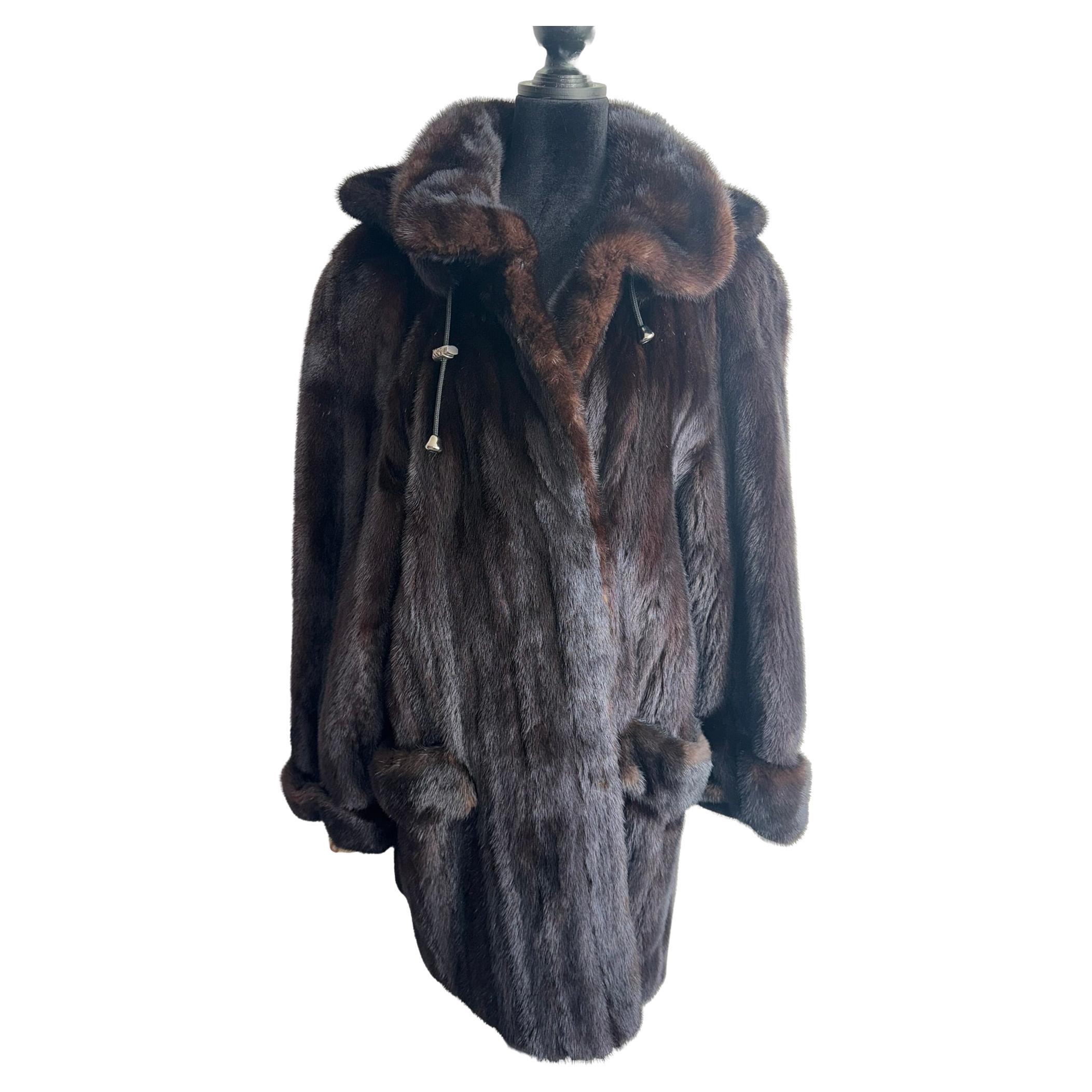 Pelliccia di visone non usata con cappuccio taglia 12 L. in vendita