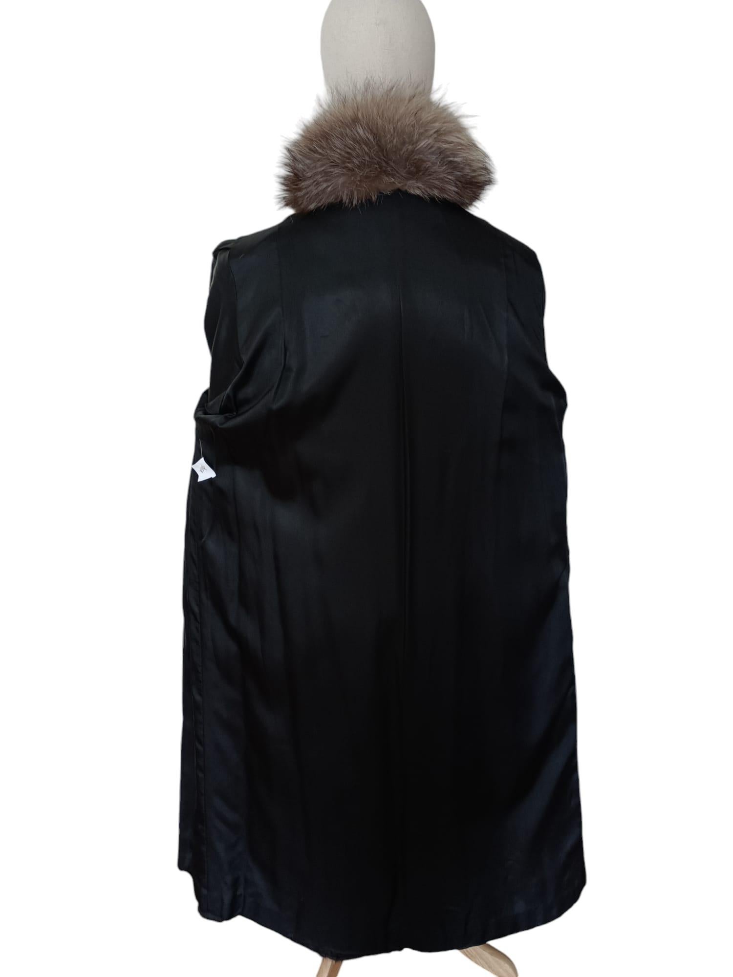 Manteau en fourrure de vison inutilisé avec bordure en fourrure de renard indigo (Taille 10-12/M) en vente 5