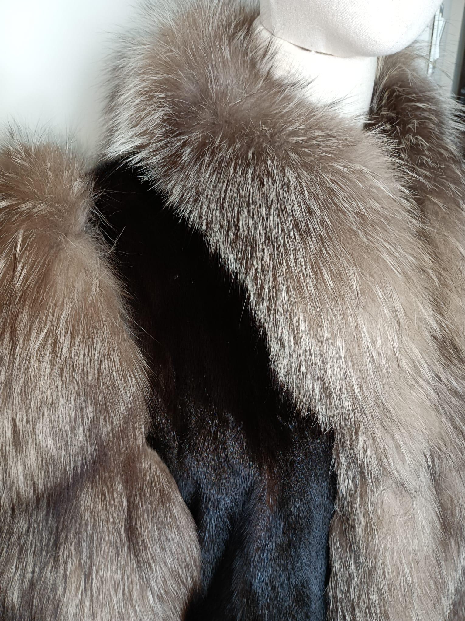 Manteau en fourrure de vison inutilisé avec bordure en fourrure de renard indigo (Taille 10-12/M) en vente 6