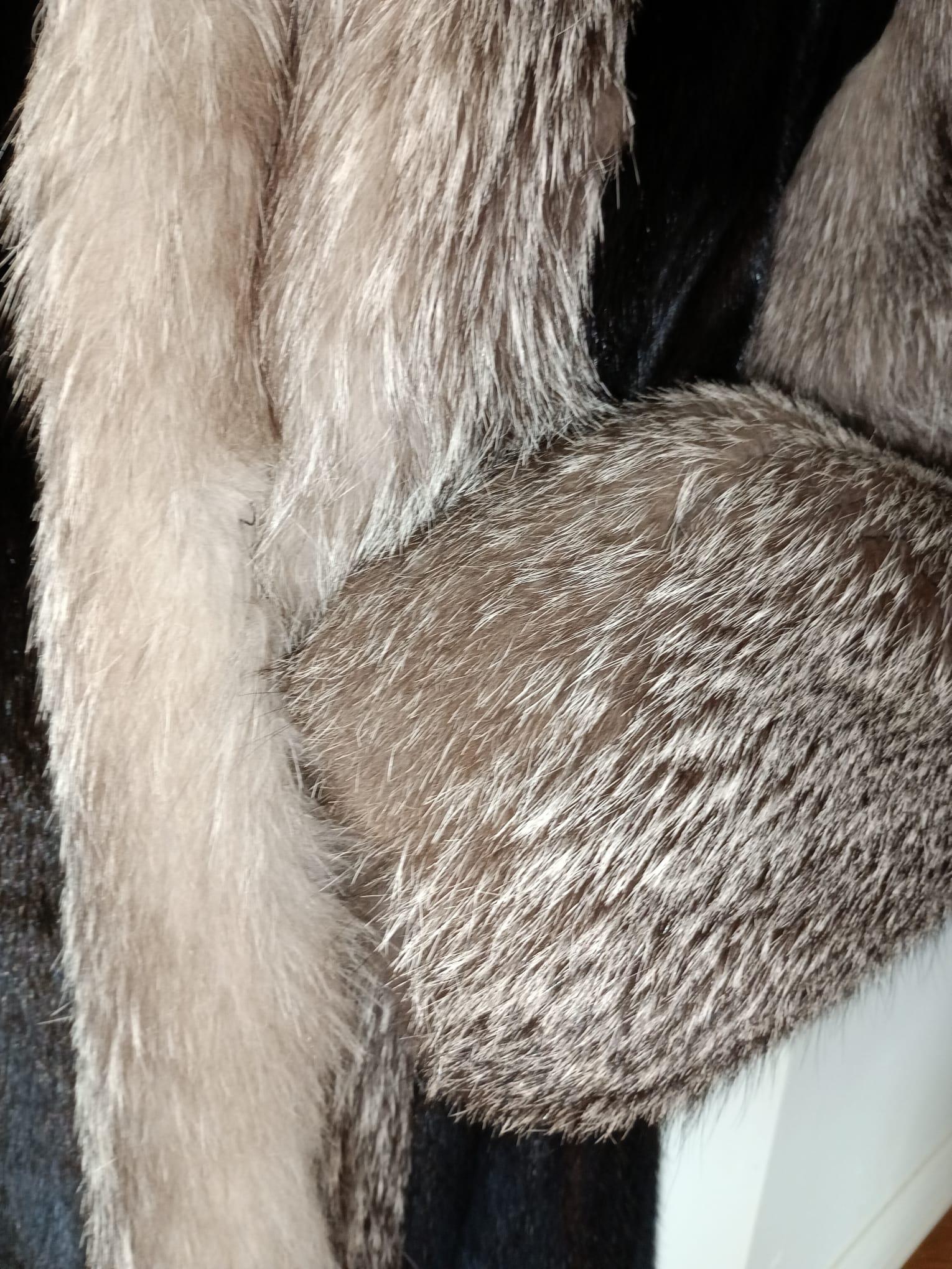 Manteau en fourrure de vison inutilisé avec bordure en fourrure de renard indigo (Taille 10-12/M) en vente 7