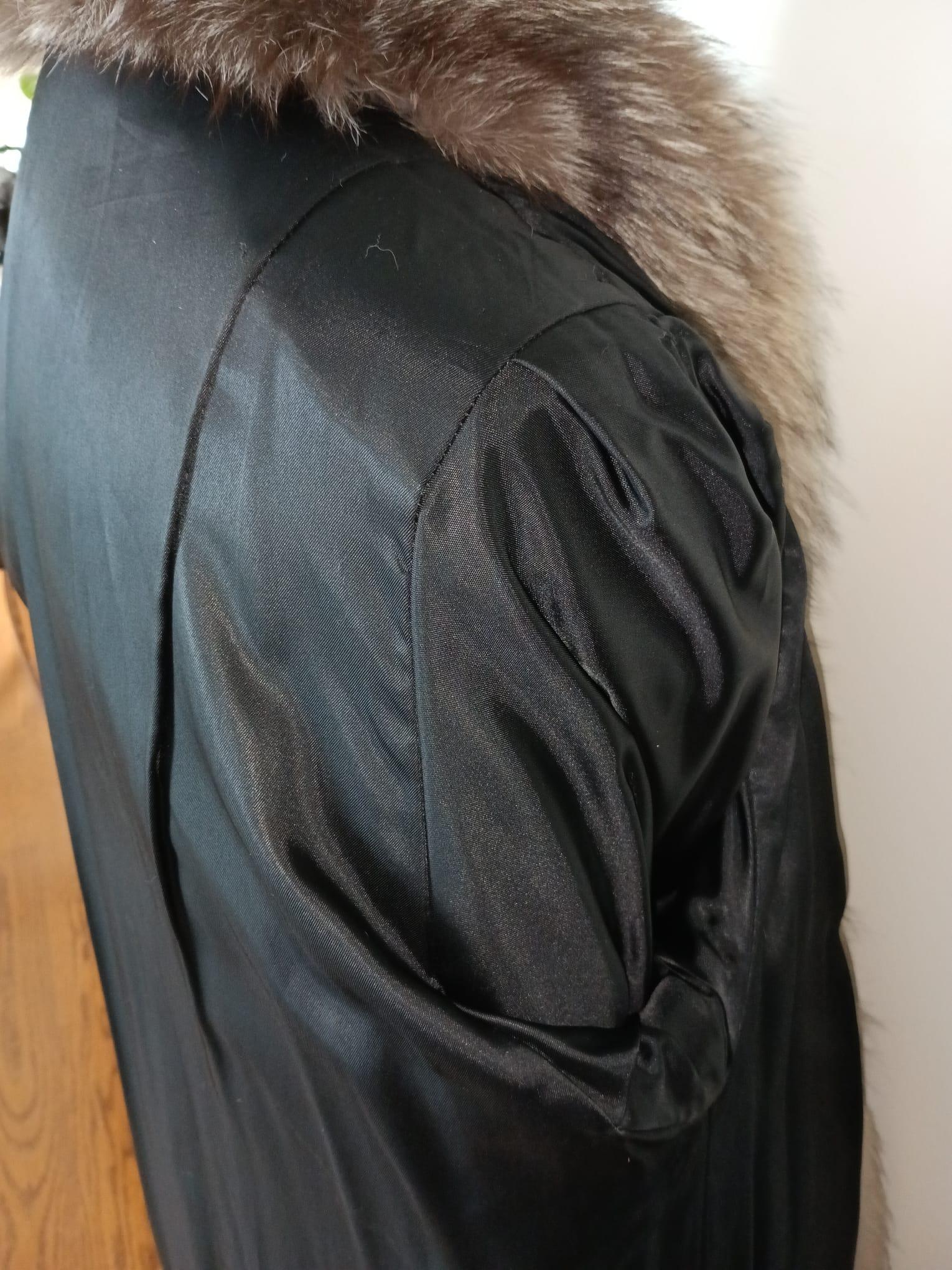 Manteau en fourrure de vison inutilisé avec bordure en fourrure de renard indigo (Taille 10-12/M) en vente 8