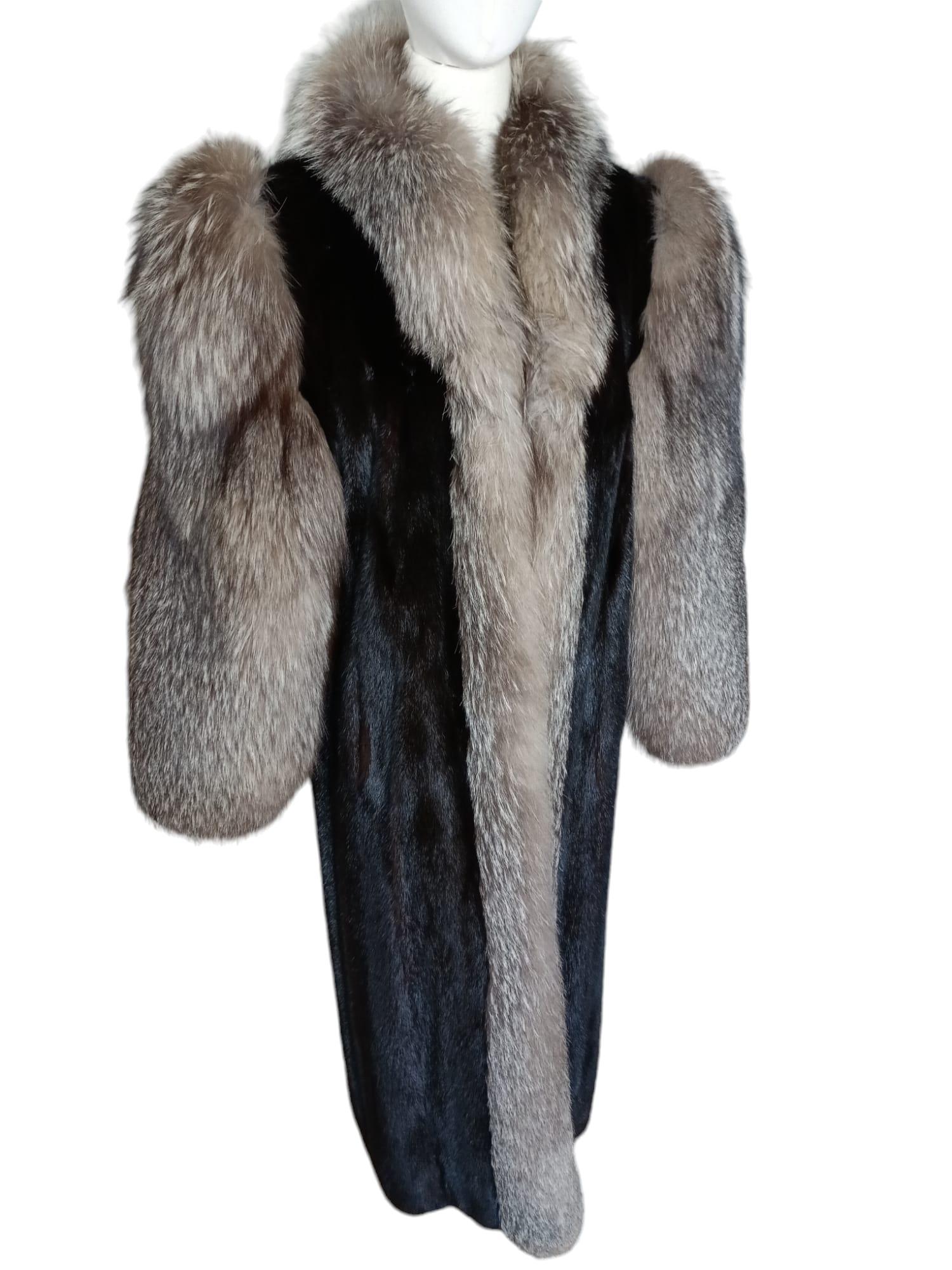 Manteau en fourrure de vison inutilisé avec bordure en fourrure de renard indigo (Taille 10-12/M) en vente 9