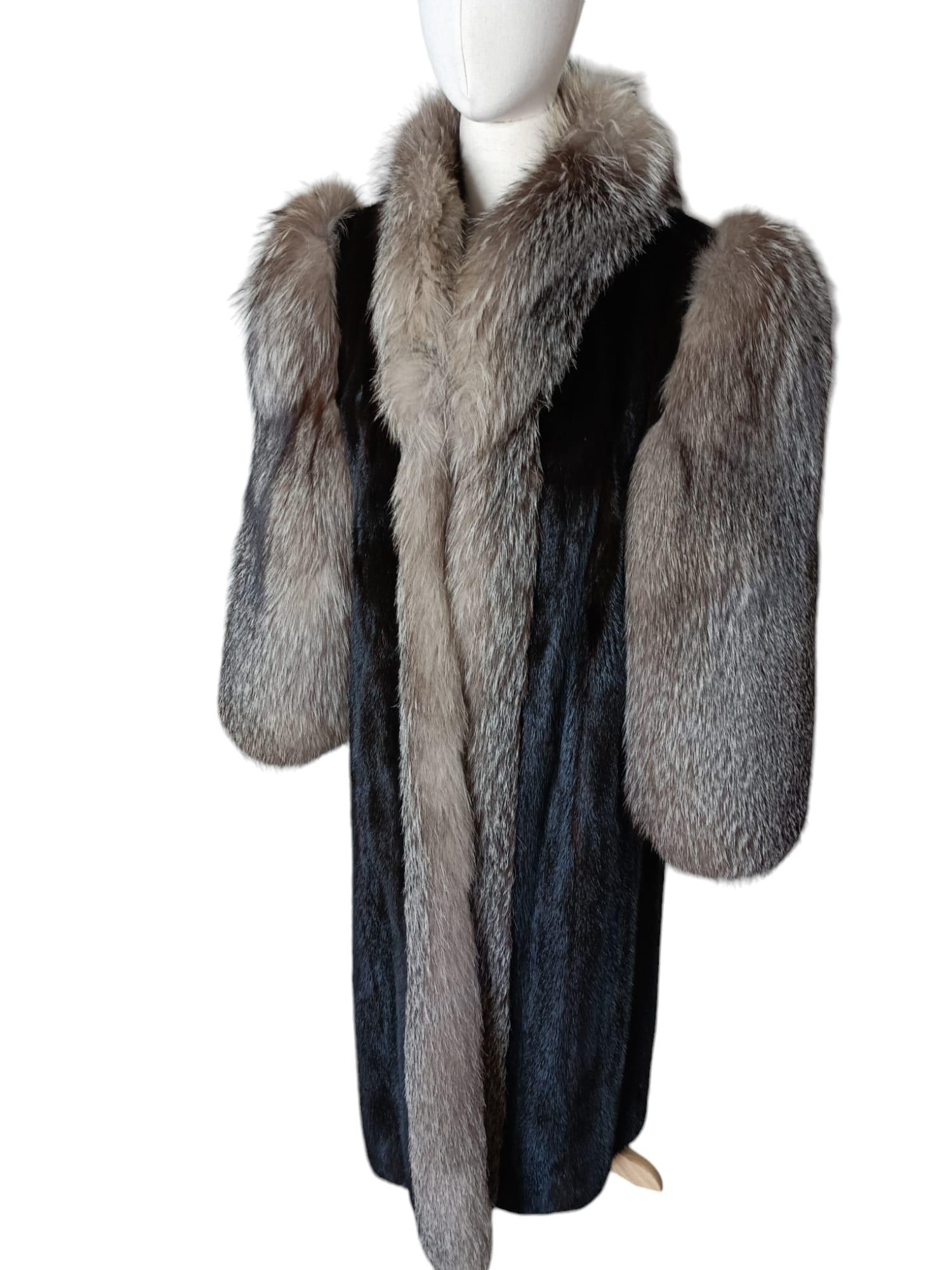 Gris Manteau en fourrure de vison inutilisé avec bordure en fourrure de renard indigo (Taille 10-12/M) en vente