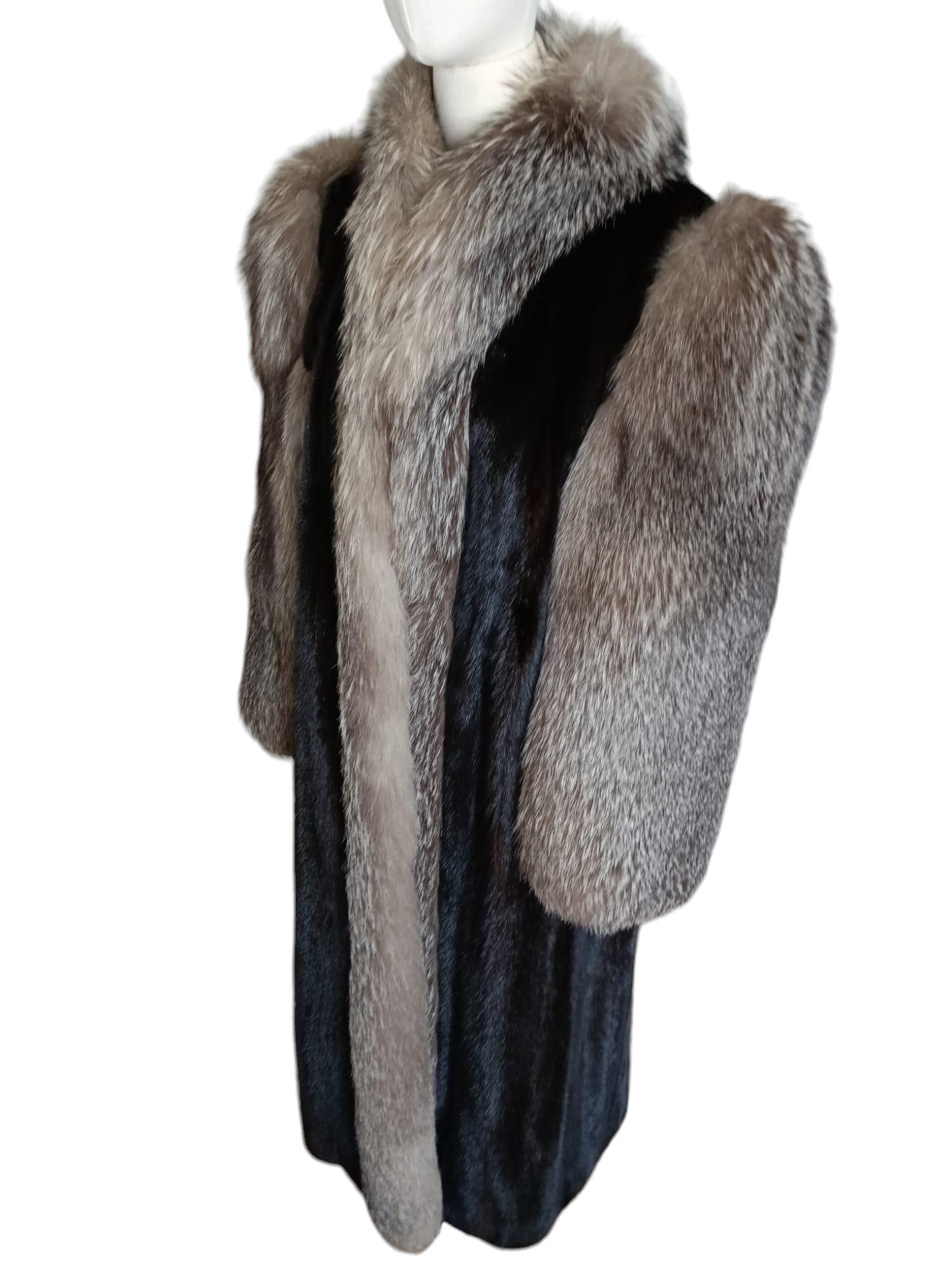 Manteau en fourrure de vison inutilisé avec bordure en fourrure de renard indigo (Taille 10-12/M) Excellent état - En vente à Montreal, Quebec