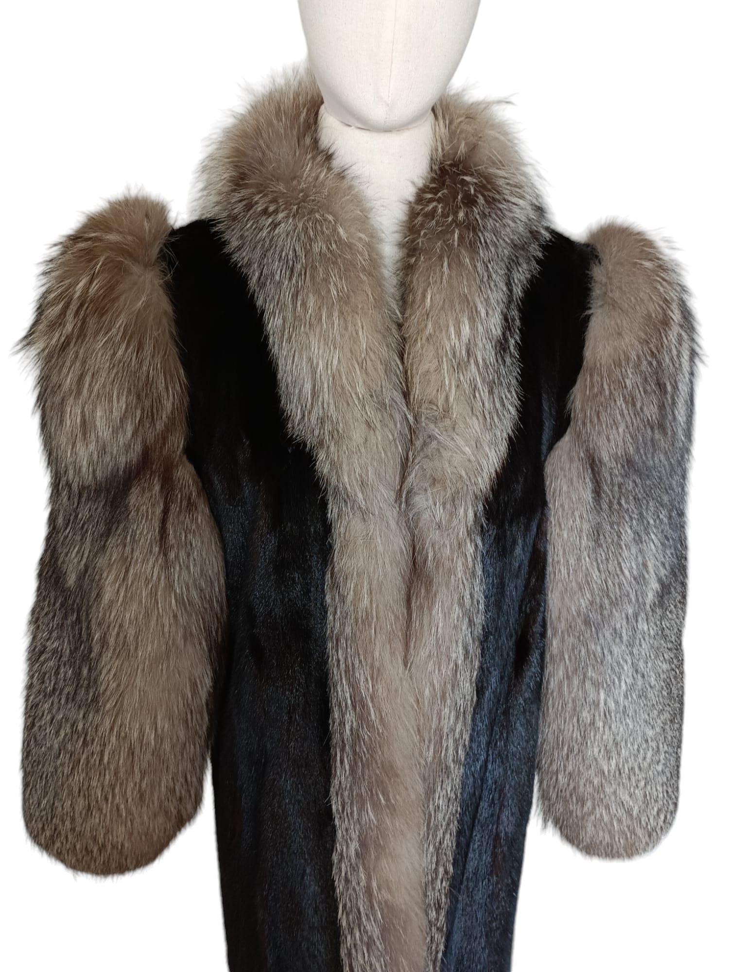 Manteau en fourrure de vison inutilisé avec bordure en fourrure de renard indigo (Taille 10-12/M) Pour femmes en vente