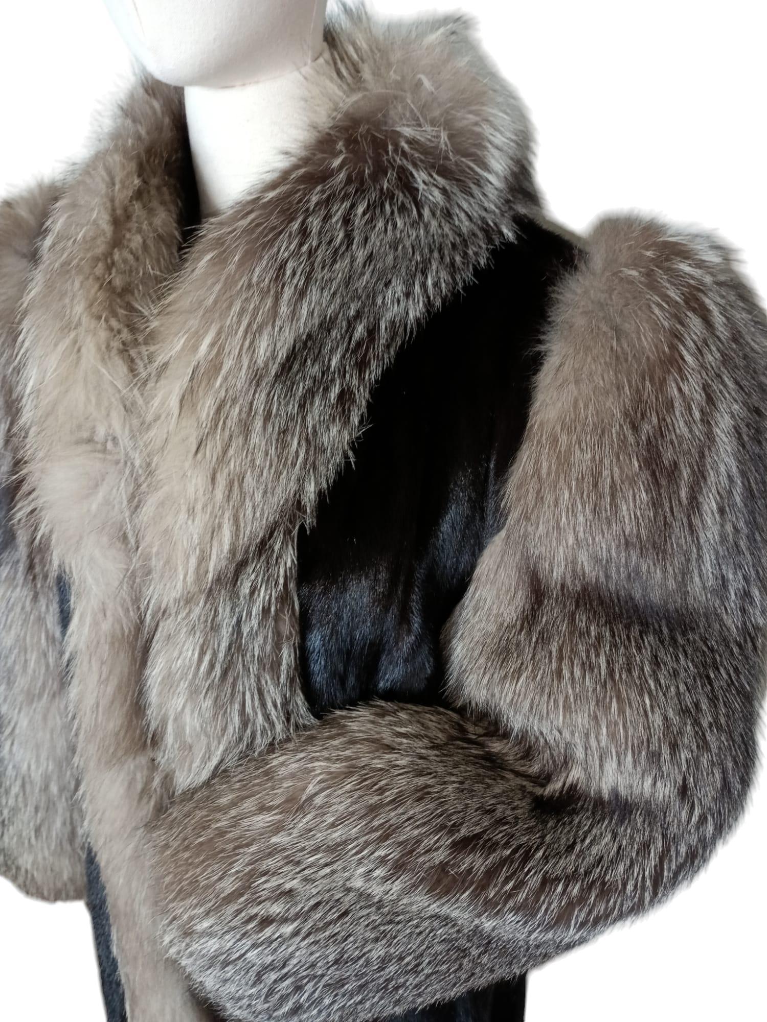 Manteau en fourrure de vison inutilisé avec bordure en fourrure de renard indigo (Taille 10-12/M) en vente 1