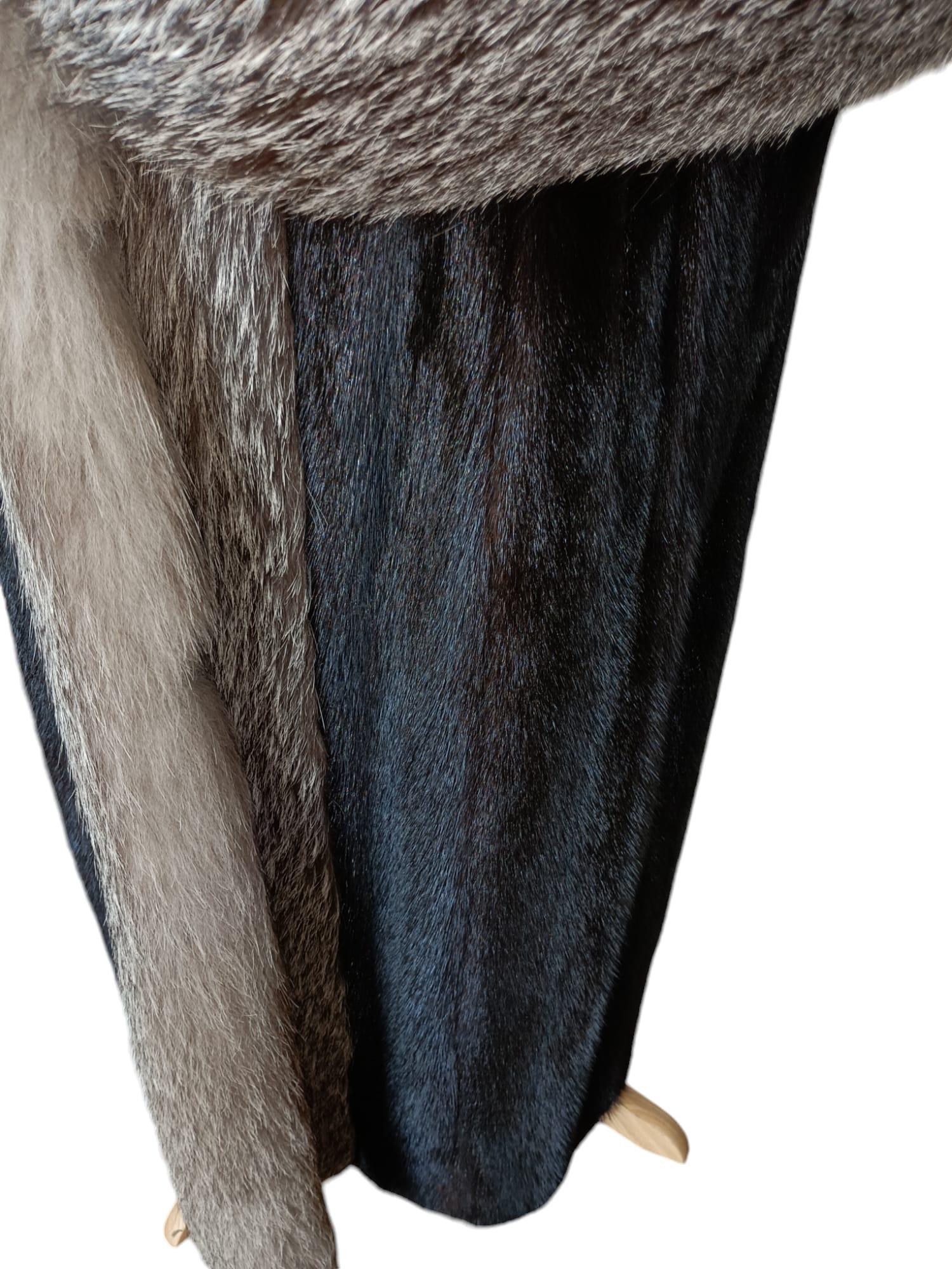 Manteau en fourrure de vison inutilisé avec bordure en fourrure de renard indigo (Taille 10-12/M) en vente 2