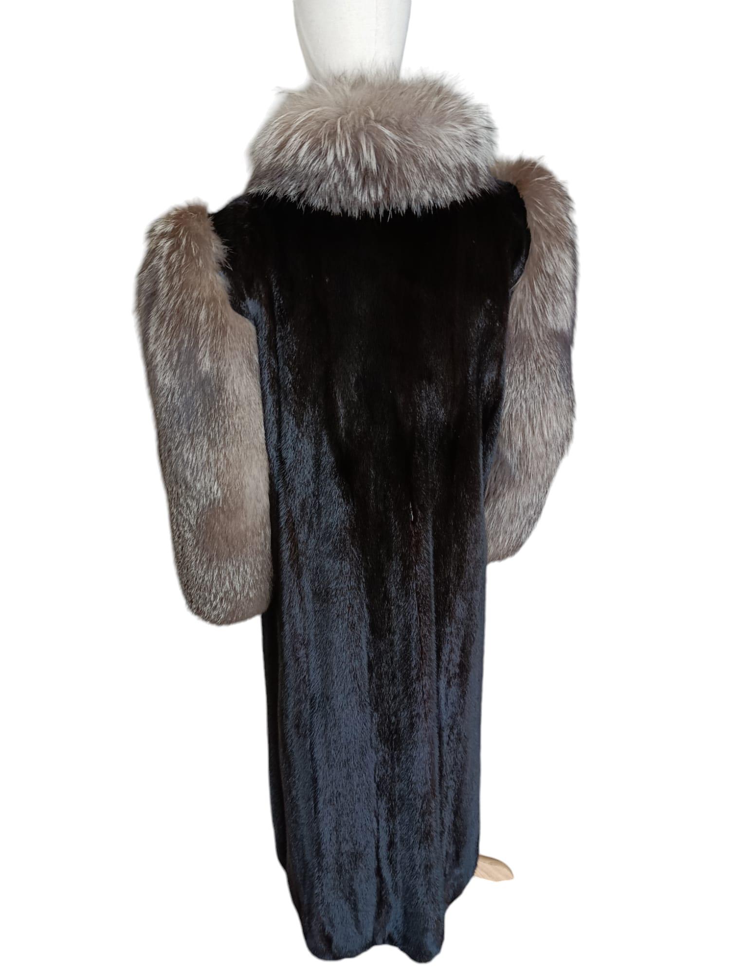 Manteau en fourrure de vison inutilisé avec bordure en fourrure de renard indigo (Taille 10-12/M) en vente 3