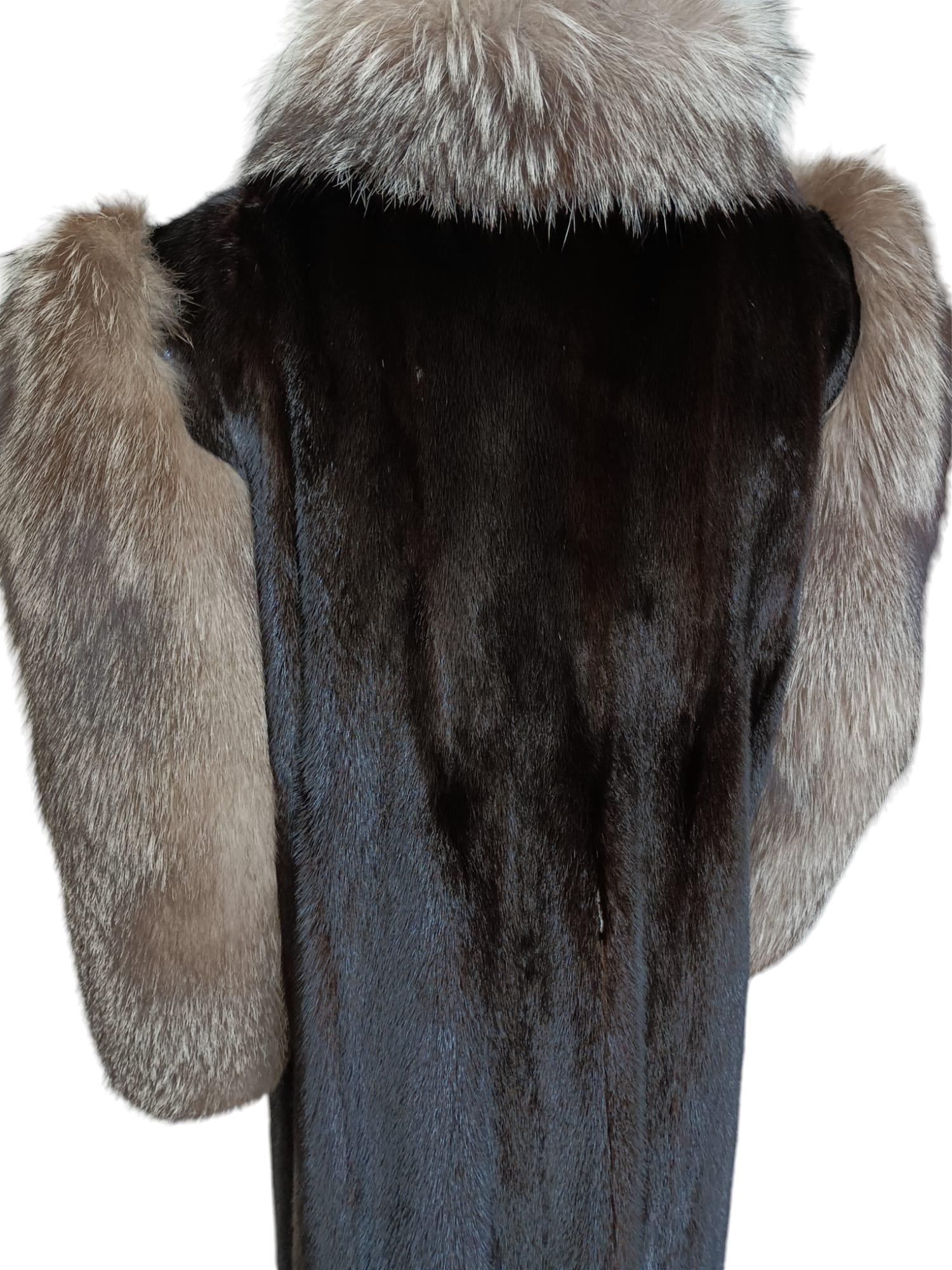 Manteau en fourrure de vison inutilisé avec bordure en fourrure de renard indigo (Taille 10-12/M) en vente 4