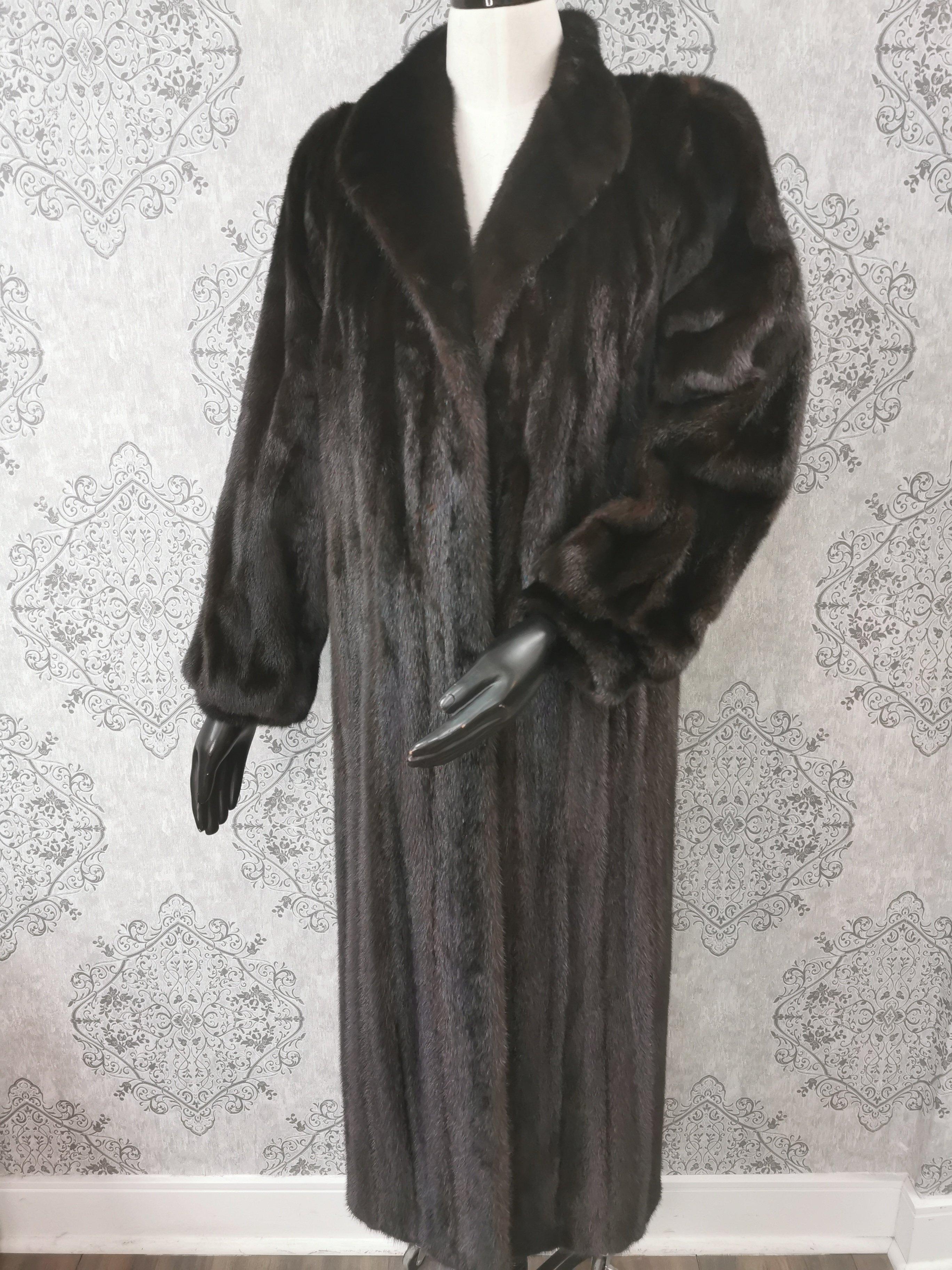 PRODUCT DESCRIPTION:

Brand New Perry Ellis Ranch Mink Fur Coat (Size 10-M)

Condition: New

Closure: Hooks & Eyes

Color: Black ranch

Material: Ranch Mink

Garment type: Mid-length coat

Sleeves: Straight sleeves with bracelet cuffs

Pockets: Two