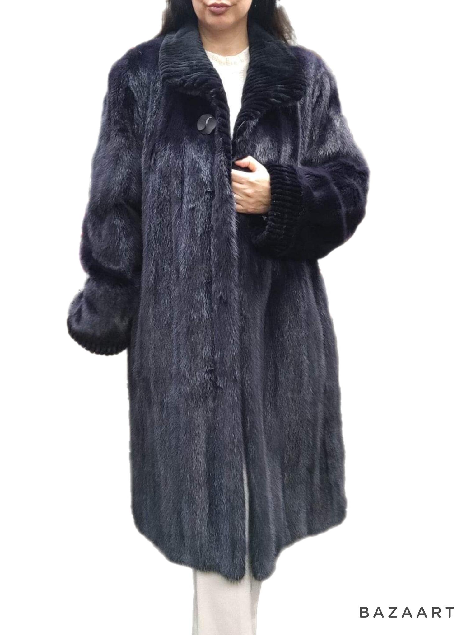 ~ Unused purple Mink Fur Coat (Size 12 - l) 

When it comes to fur, Canada Majestic is the ultimate reference in quality and style. This stunning blush coat is a classic with the stroller design and short collar stitching workmanship. It has a