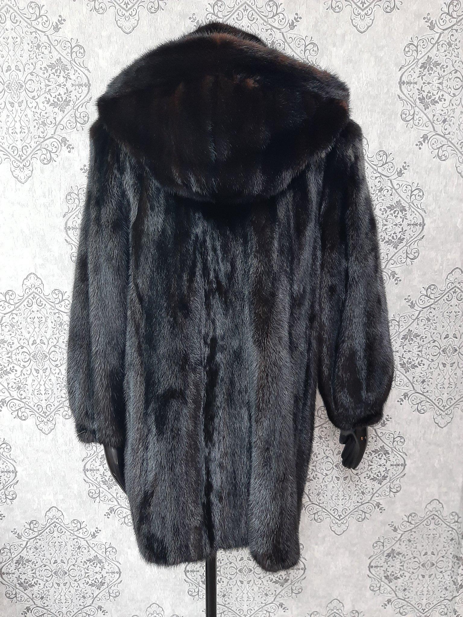 Unused ranch mink fur coat with a hood size 10 In Excellent Condition For Sale In Montreal, Quebec