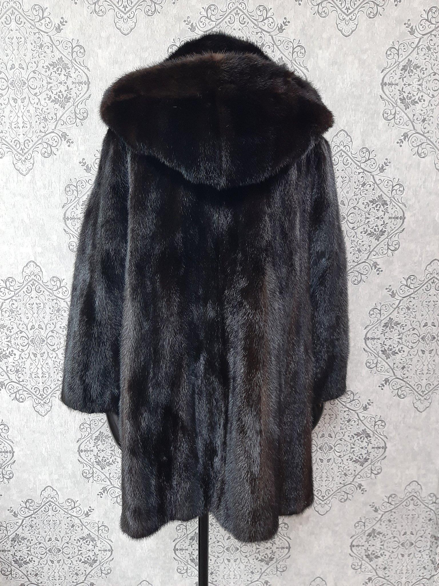 Unused ranch mink fur coat with a hood size 12 In Excellent Condition For Sale In Montreal, Quebec