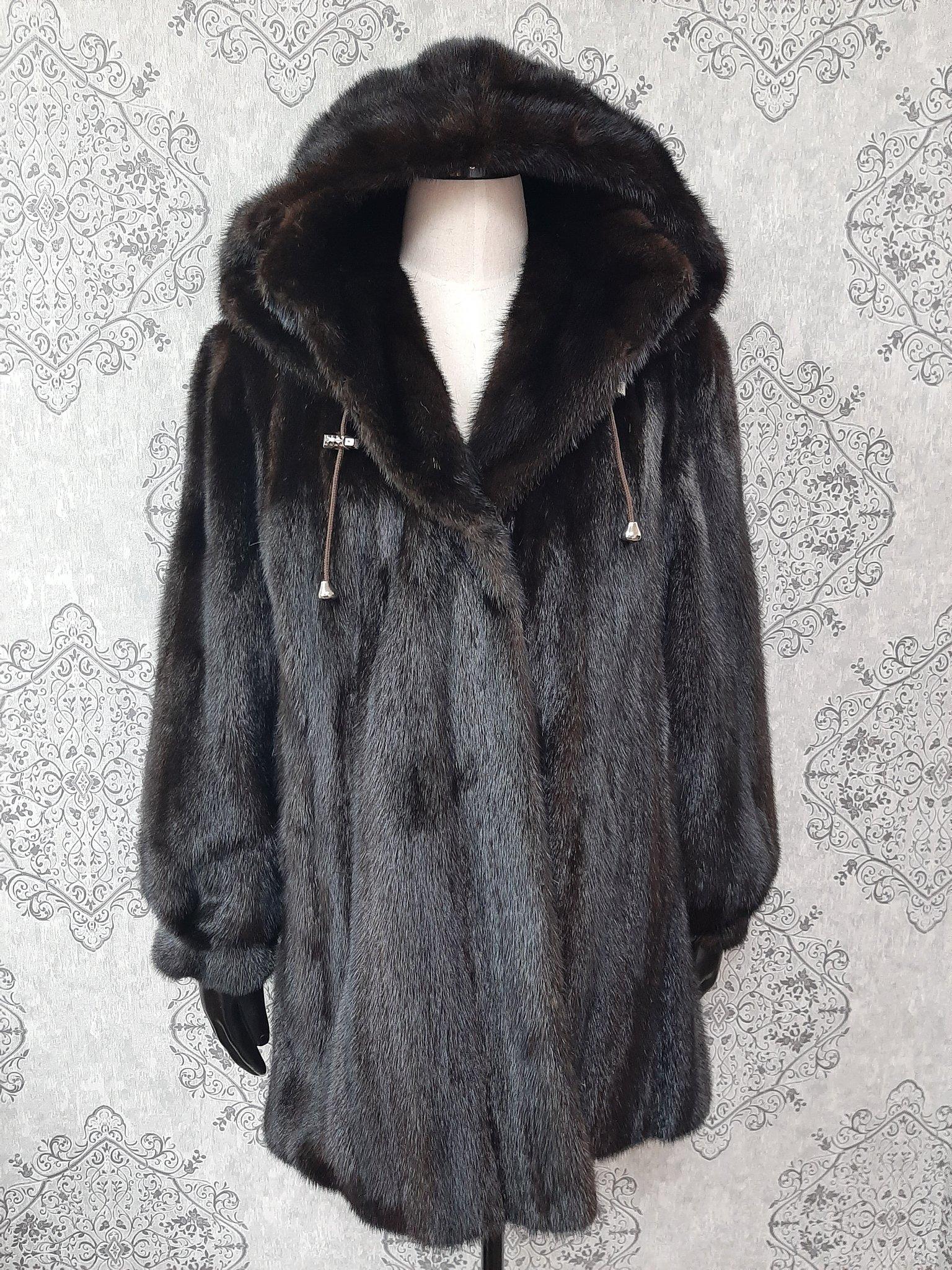 Noir Manteau en fourrure de vison d'élevage non utilisé avec capuche, taille 16 en vente