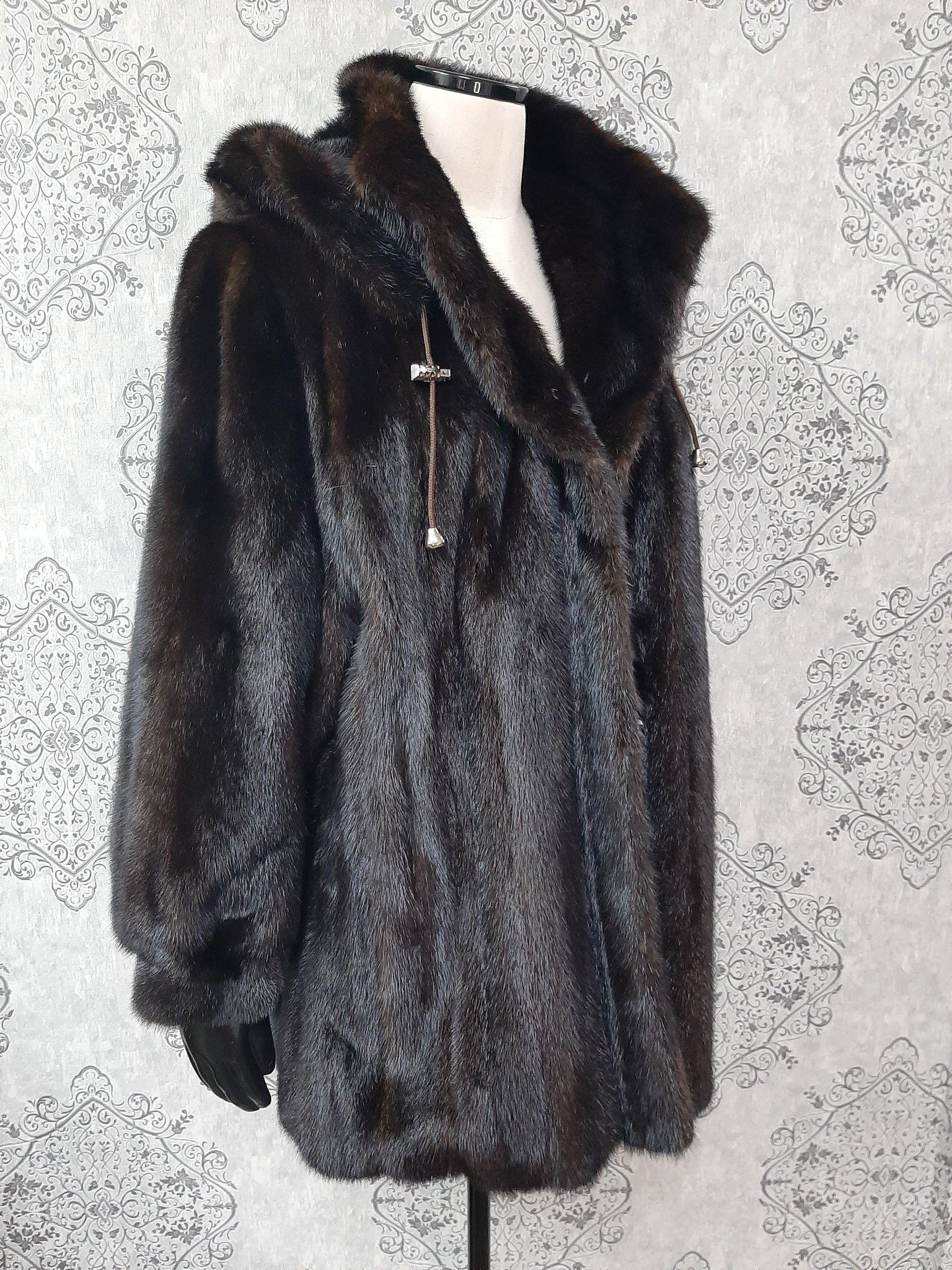 Manteau en fourrure de vison d'élevage non utilisé avec capuche, taille 16 Excellent état - En vente à Montreal, Quebec