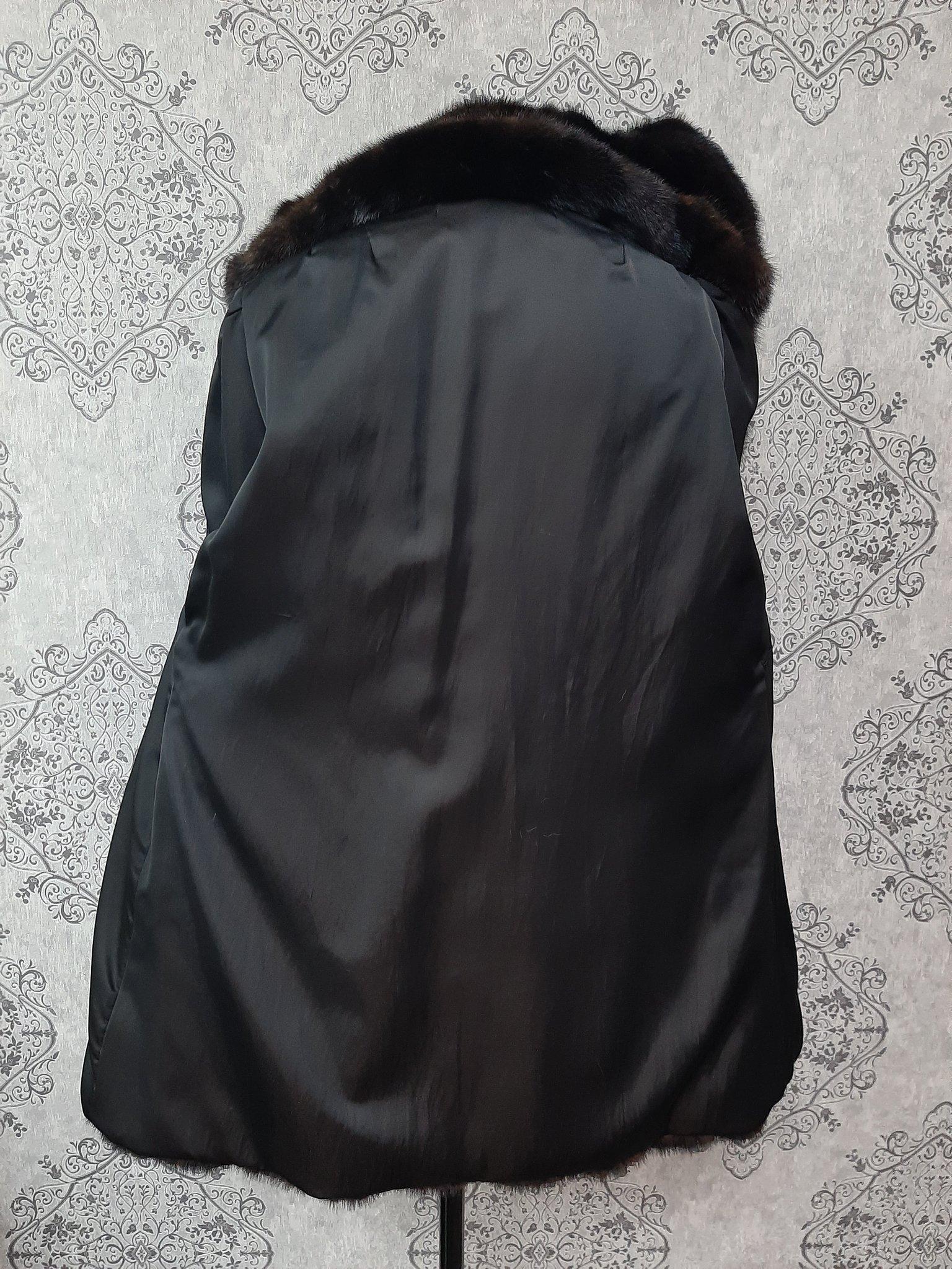 Manteau en fourrure de vison d'élevage non utilisé avec capuche, taille 16 en vente 2