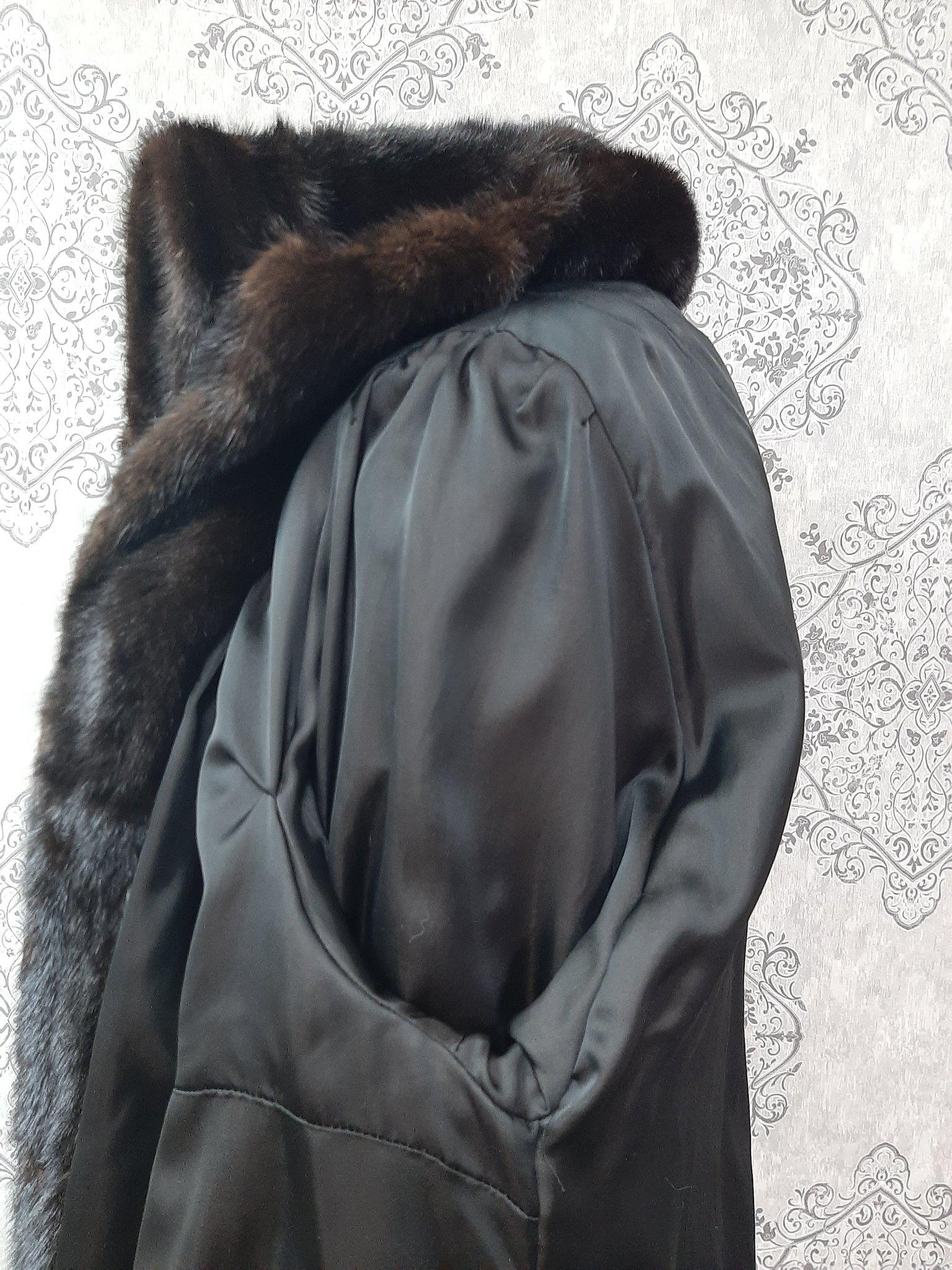 Manteau en fourrure de vison d'élevage non utilisé avec capuche, taille 16 en vente 3
