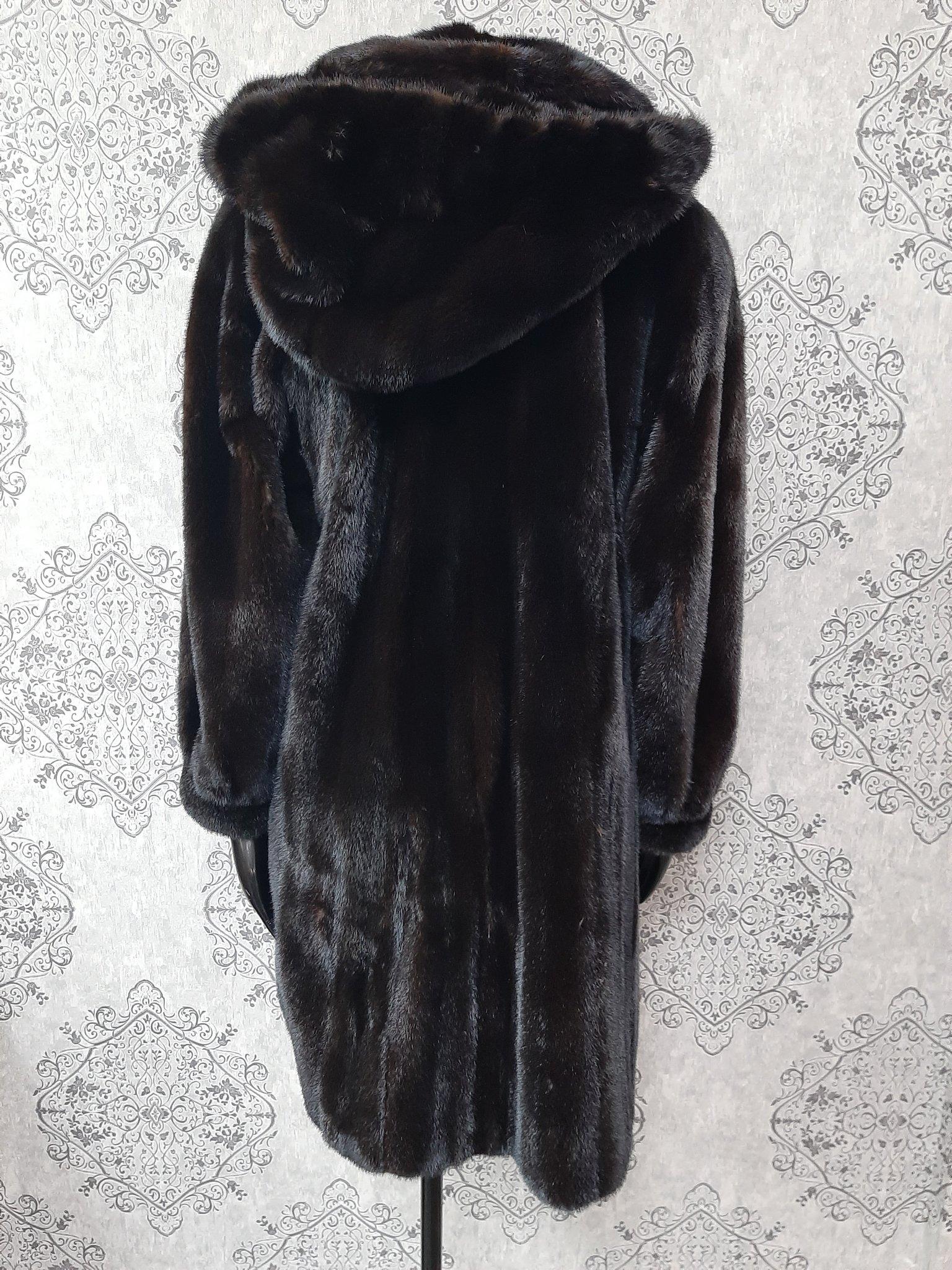 Unused ranch mink fur coat with a hood size 8 In Excellent Condition For Sale In Montreal, Quebec