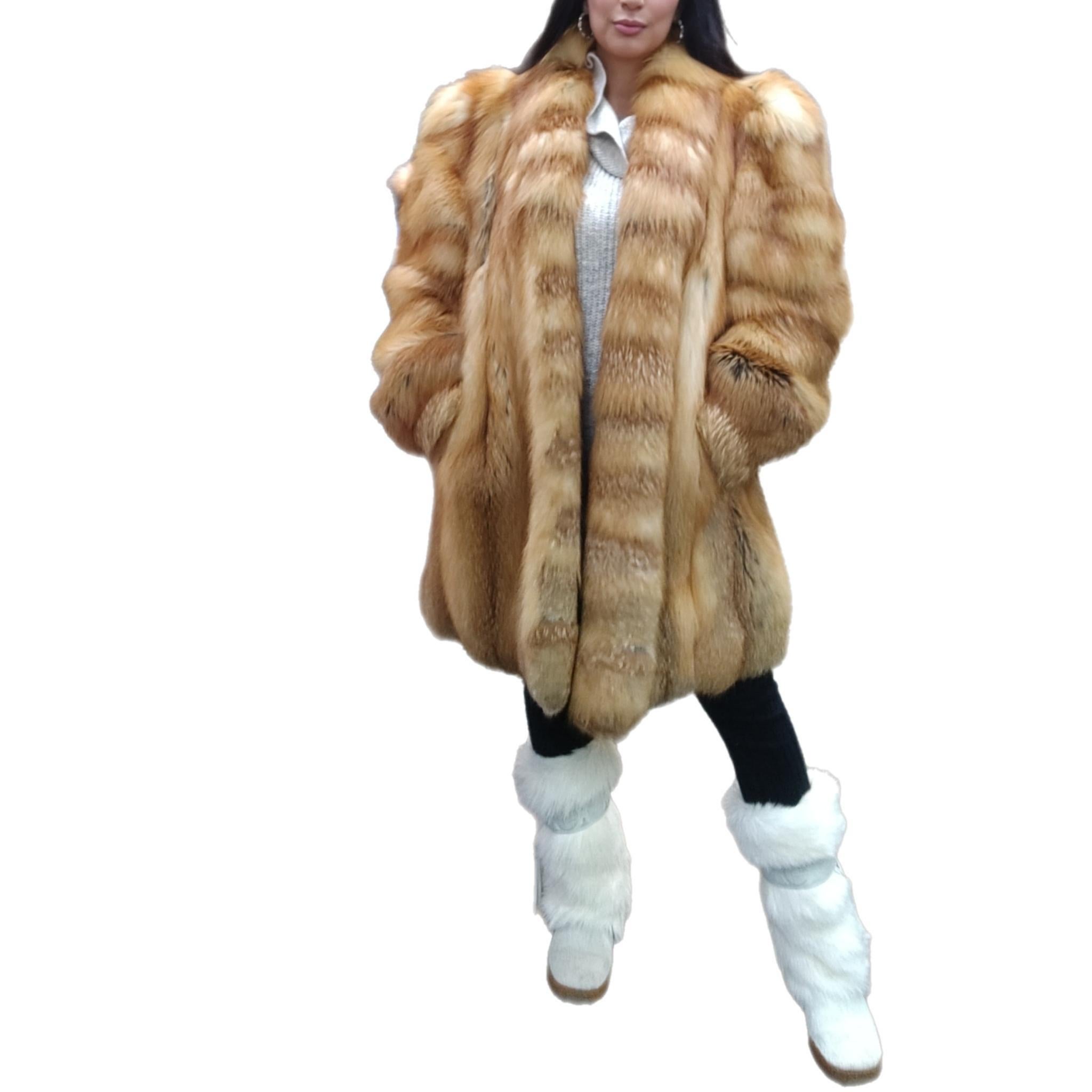 ~Unused Red fox Fur Coat (Size 12-14 - L) 

When it comes to fur, Canada Majestic is the ultimate reference in quality and style. This stunning red fox coat is a classic with the tuxedo design and fox trim classic borders. It has a fluffy trim and a