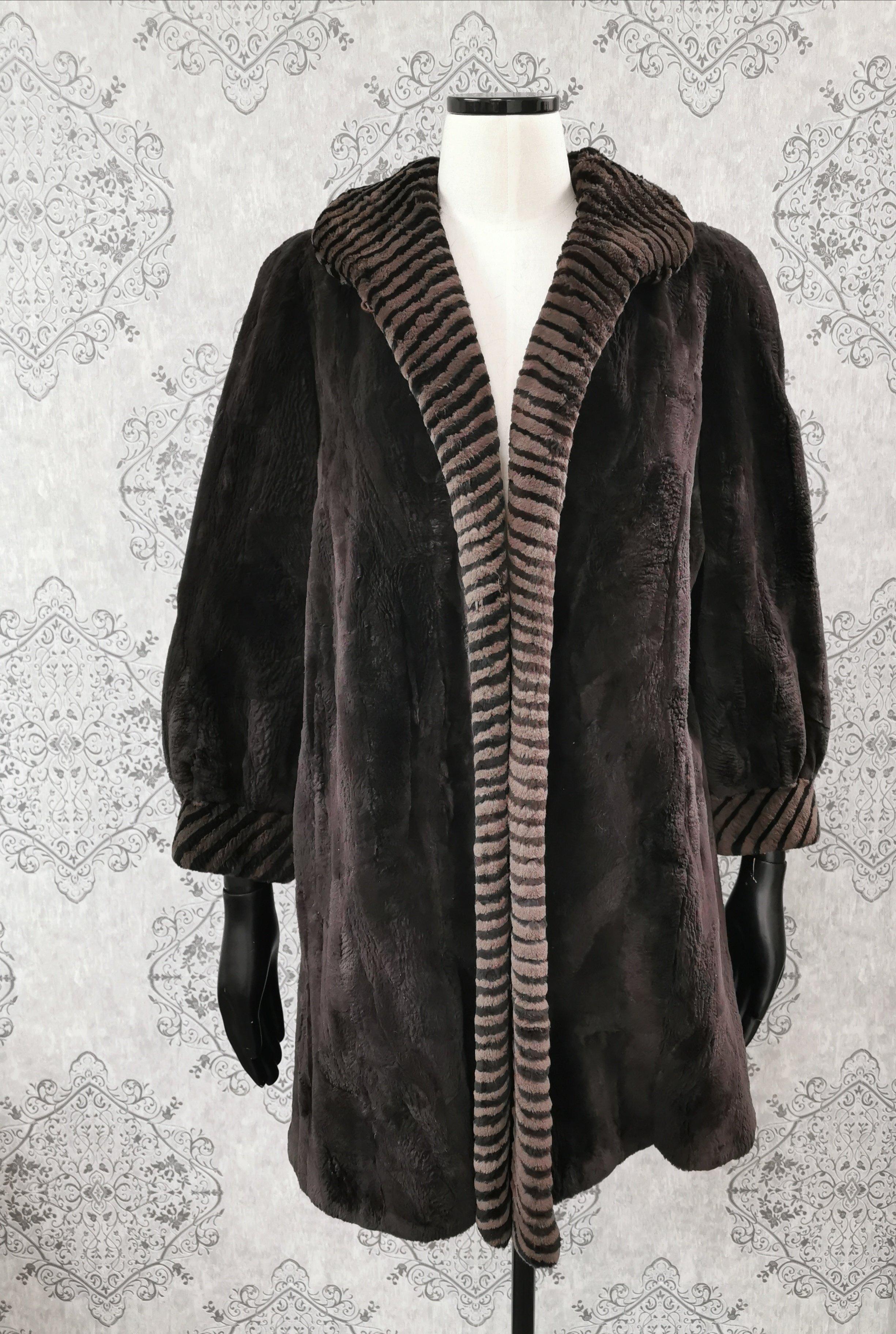PRODUCT DESCRIPTION:

Brand new velvety Sheared Beaver fur stroller coat with a striped pattern fur trim for cuffs and collar to hem.

Condition: Like new

Closure: Hooks & Eyes

Color: Brown, beige

Material: Sheared Beaver

Garment type: Stroller