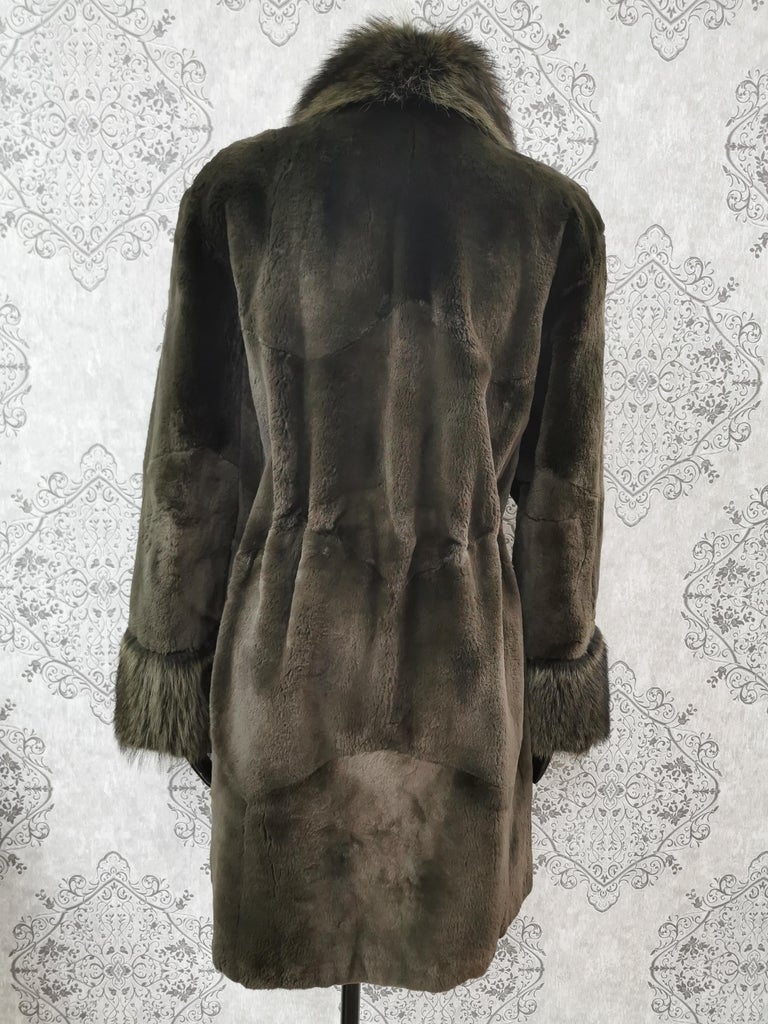 Cappotto di procione tosato verde non usato con finiture in pelliccia di  procione naturale taglia 12 in vendita su 1stDibs