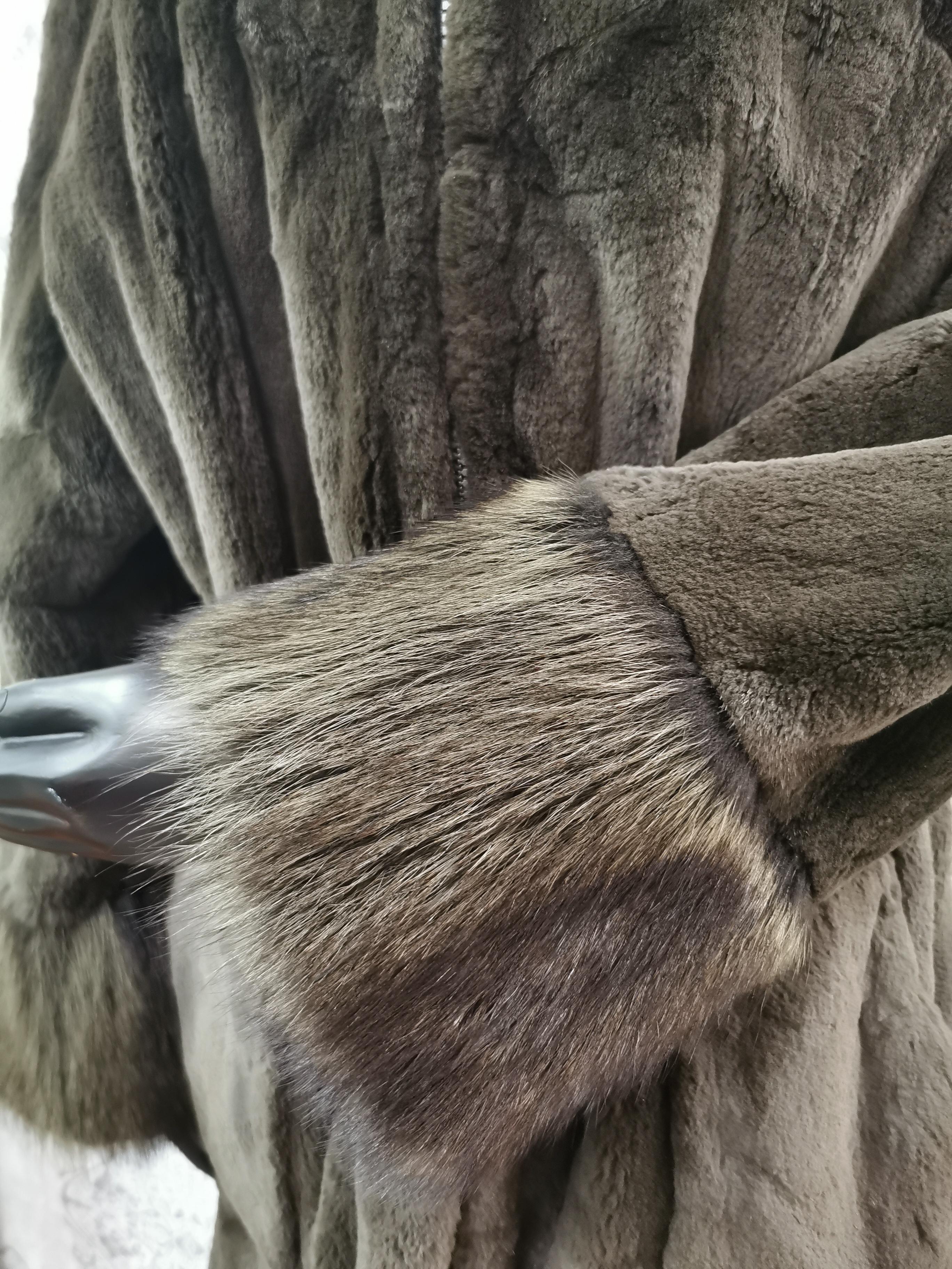 Nina Riccibgreen sheared mink coat with fur trim size 12 with belt In Excellent Condition For Sale In Montreal, Quebec