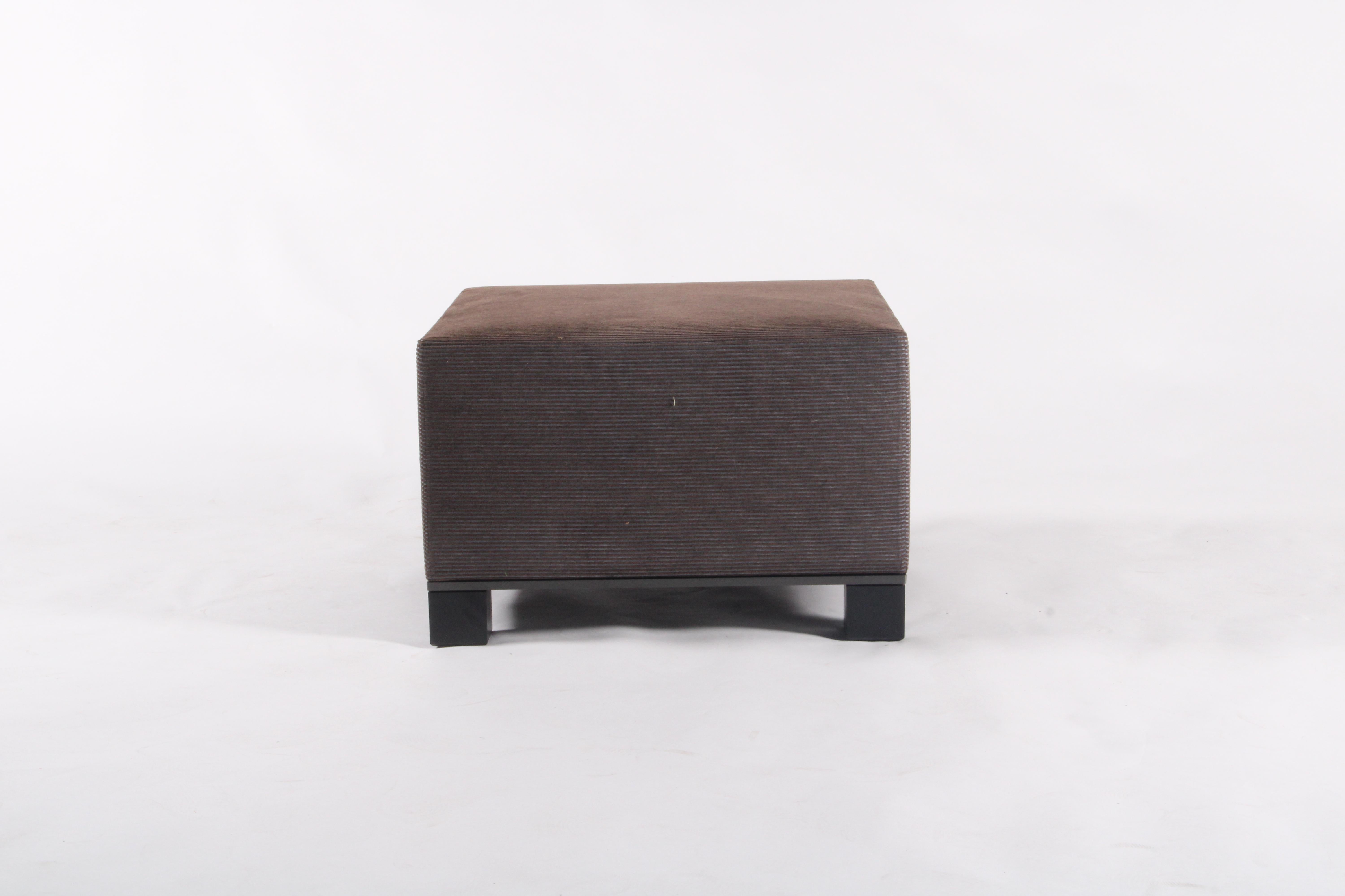 Dieser außergewöhnliche Vintage-Ottoman von Cassina aus der Zeit um 1990 ist ein seltenes und beeindruckendes Beispiel für italienisches Design. Ursprünglich wurden diese Stücke für das Louis Vuitton-Geschäft in Monaco in Auftrag gegeben, kamen aber