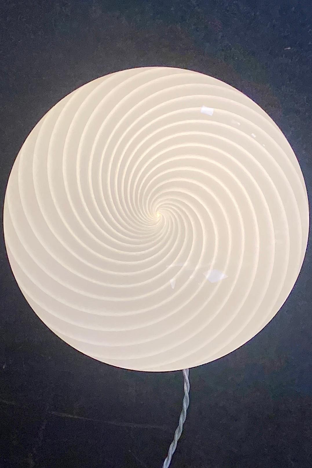 Diversi pezzi disponibili 
Lampada da soffitto vintage in vetro di Murano non usata (nuova) con motivo a volute bianche. Può essere utilizzata sia come lampada da soffitto che come lampada da parete. Presa E27. Realizzato a mano in Italia, negli