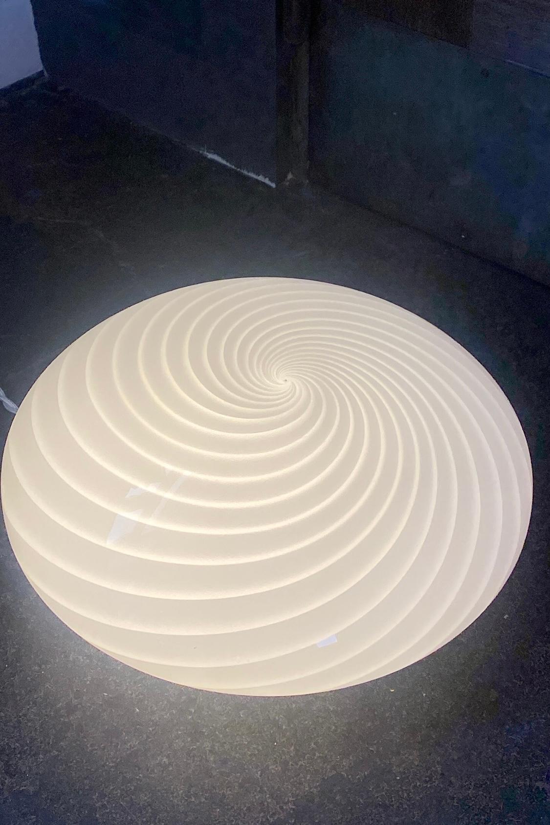 Italiano Lampada da soffitto a parete con montaggio ad incasso di Murano degli anni '70, inutilizzata, in vetro bianco a spirale
