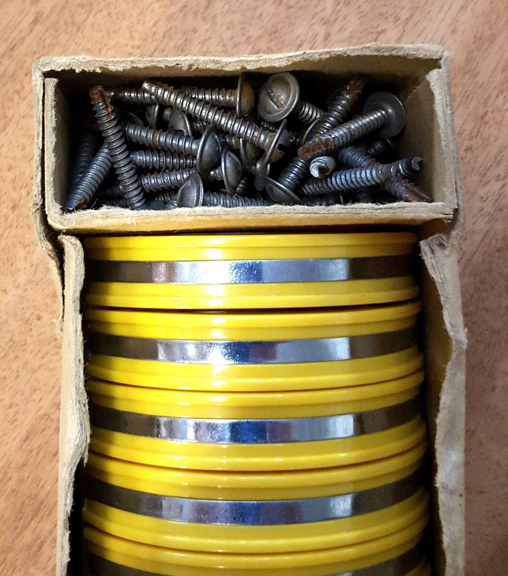 Unused Yellow Art Deco Bakelite Door/Drawer Pulls w/ Chrome Strip, Set of 19 For Sale 4