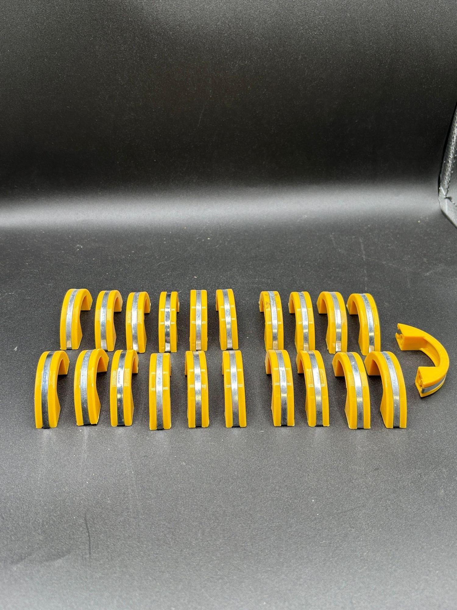 Lot de 21 poignées de porte/porte de tiroir Art Déco jaune en bakélite avec bande chromée non utilisée en vente 4