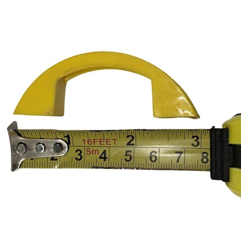 Milieu du XXe siècle Lot de 21 poignées de porte/porte de tiroir Art Déco jaune en bakélite avec bande chromée non utilisée en vente