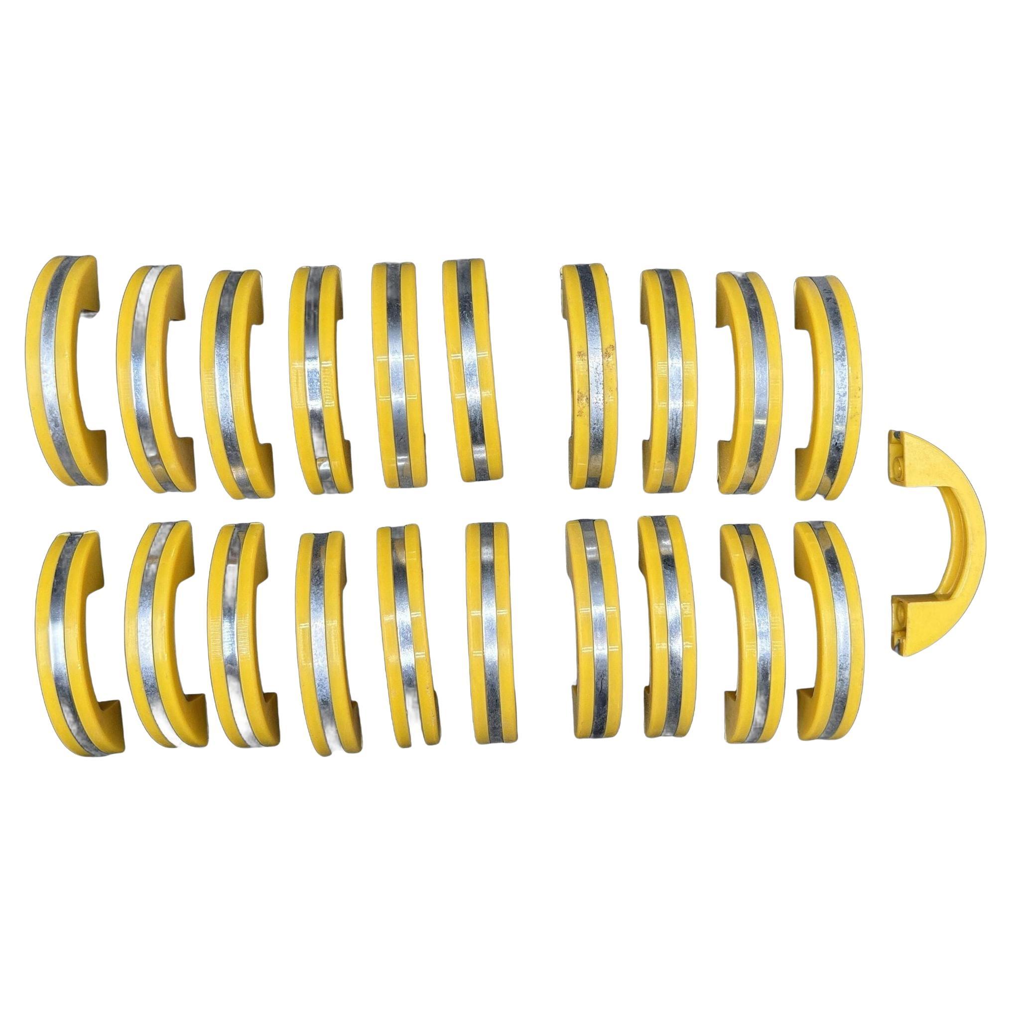 Tiri per porte/cassetti in bachelite Art Deco gialli non usati con striscia cromata, set di 21 pezzi