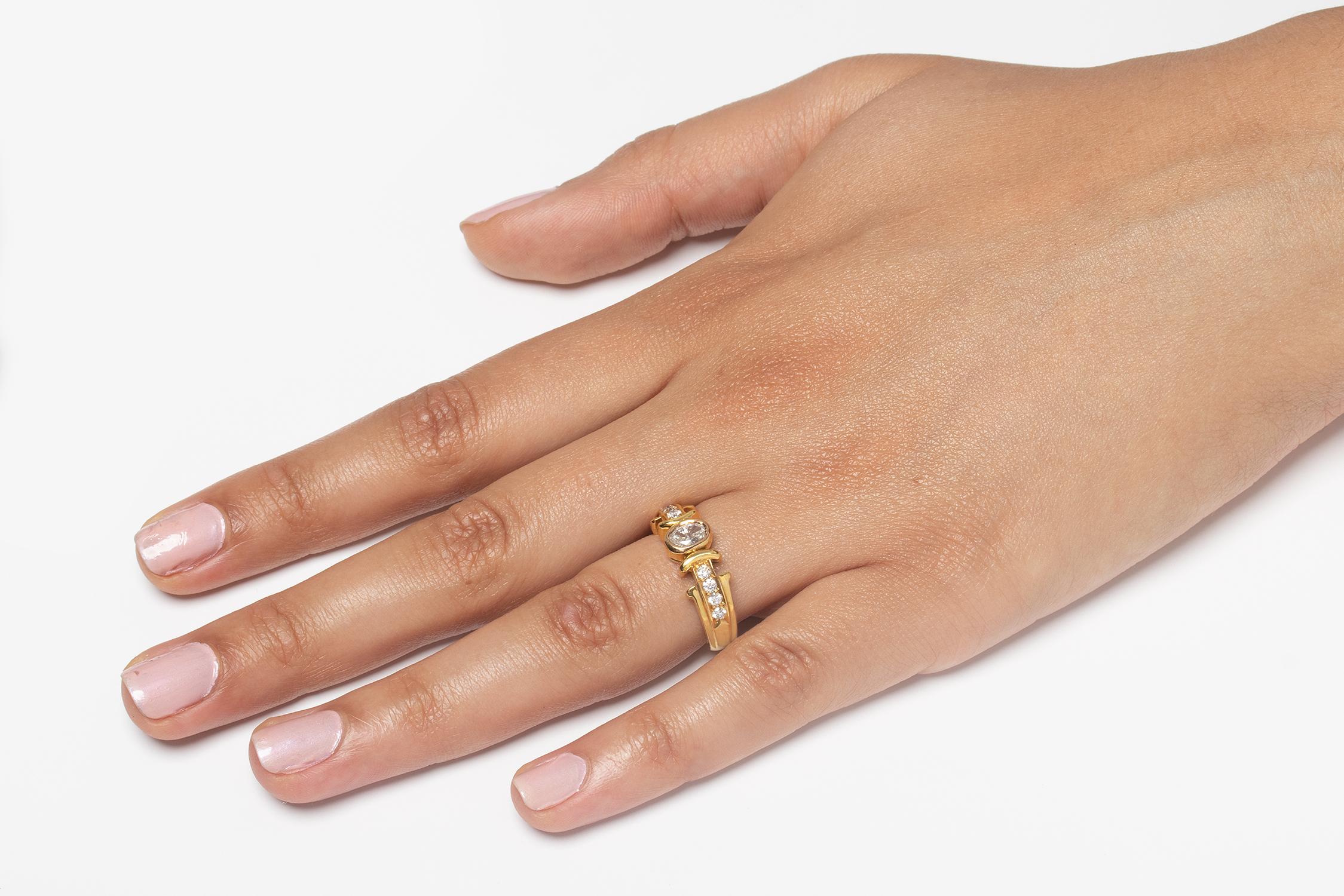 Moderne Solitaire inhabituel avec épaules serties de diamants ovales 0,44 carat en vente