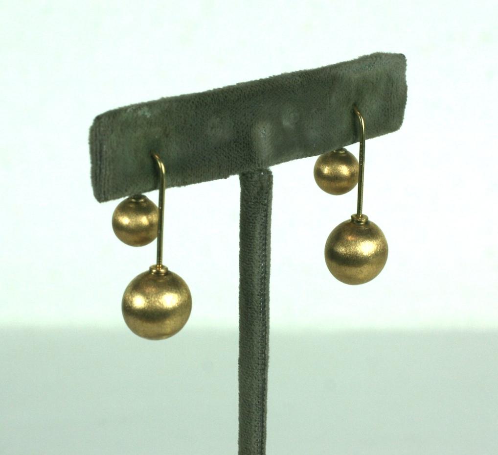 Insoliti orecchini a goccia a forma di palla in oro 14 carati con chiusura posteriore In condizioni ottime in vendita a New York, NY