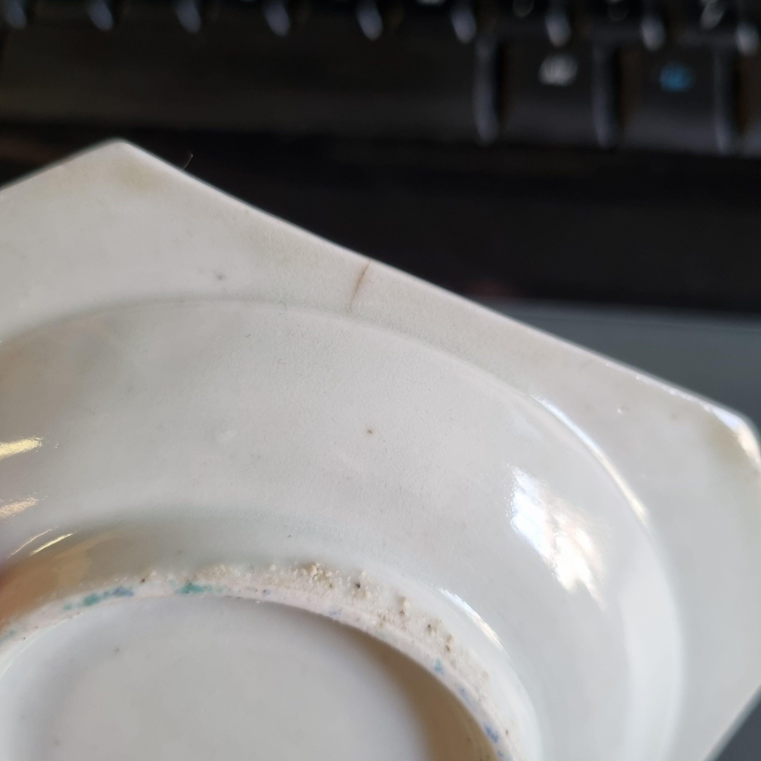 Unusual 1660-1680 Japanese Porcelain Dish Bird Objects Kakiemon In Good Condition For Sale In Amsterdam, Noord Holland