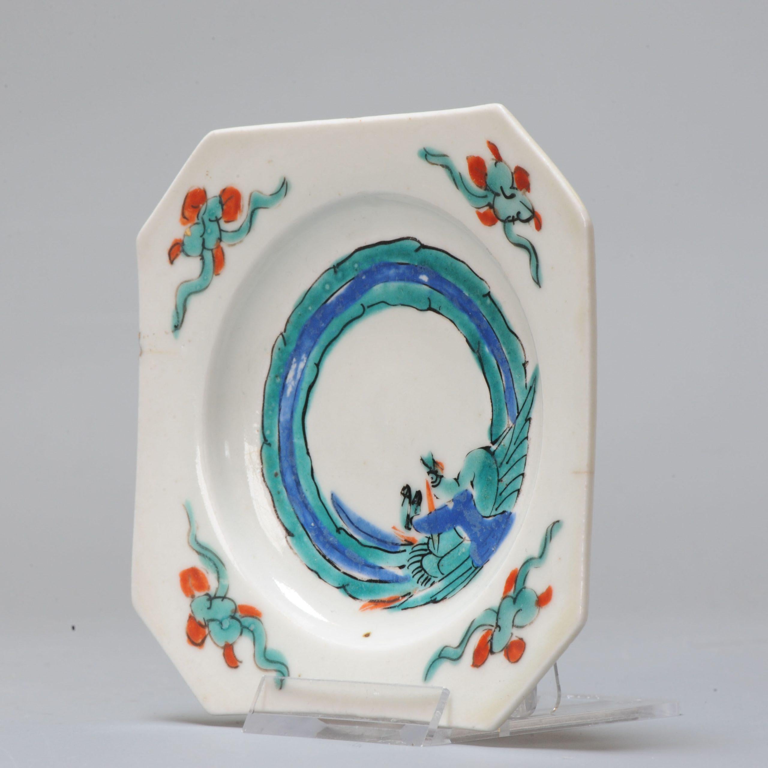Unusual 1660-1680 Japanese Porcelain Dish Bird Objects Kakiemon For Sale 1