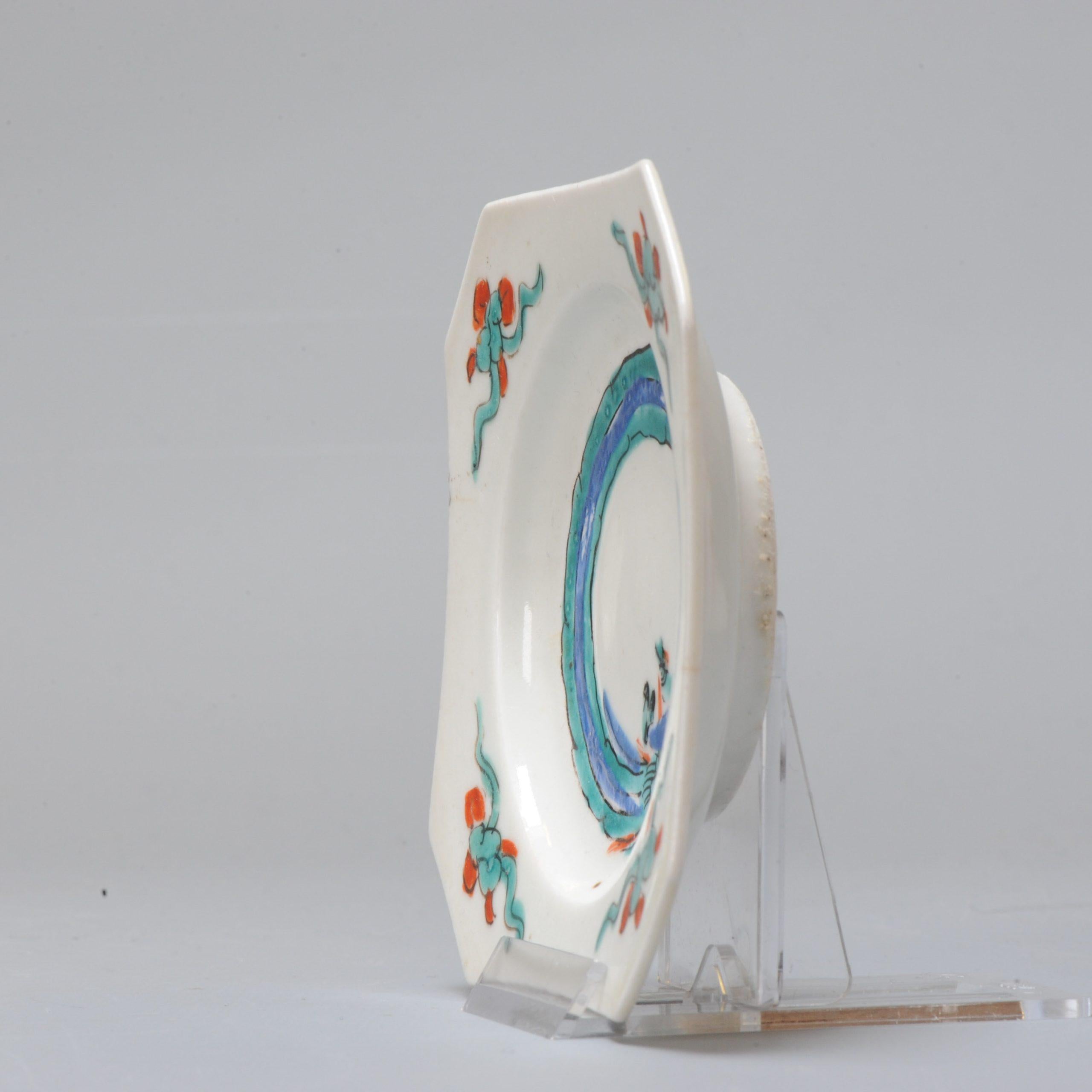Unusual 1660-1680 Japanese Porcelain Dish Bird Objects Kakiemon For Sale 2